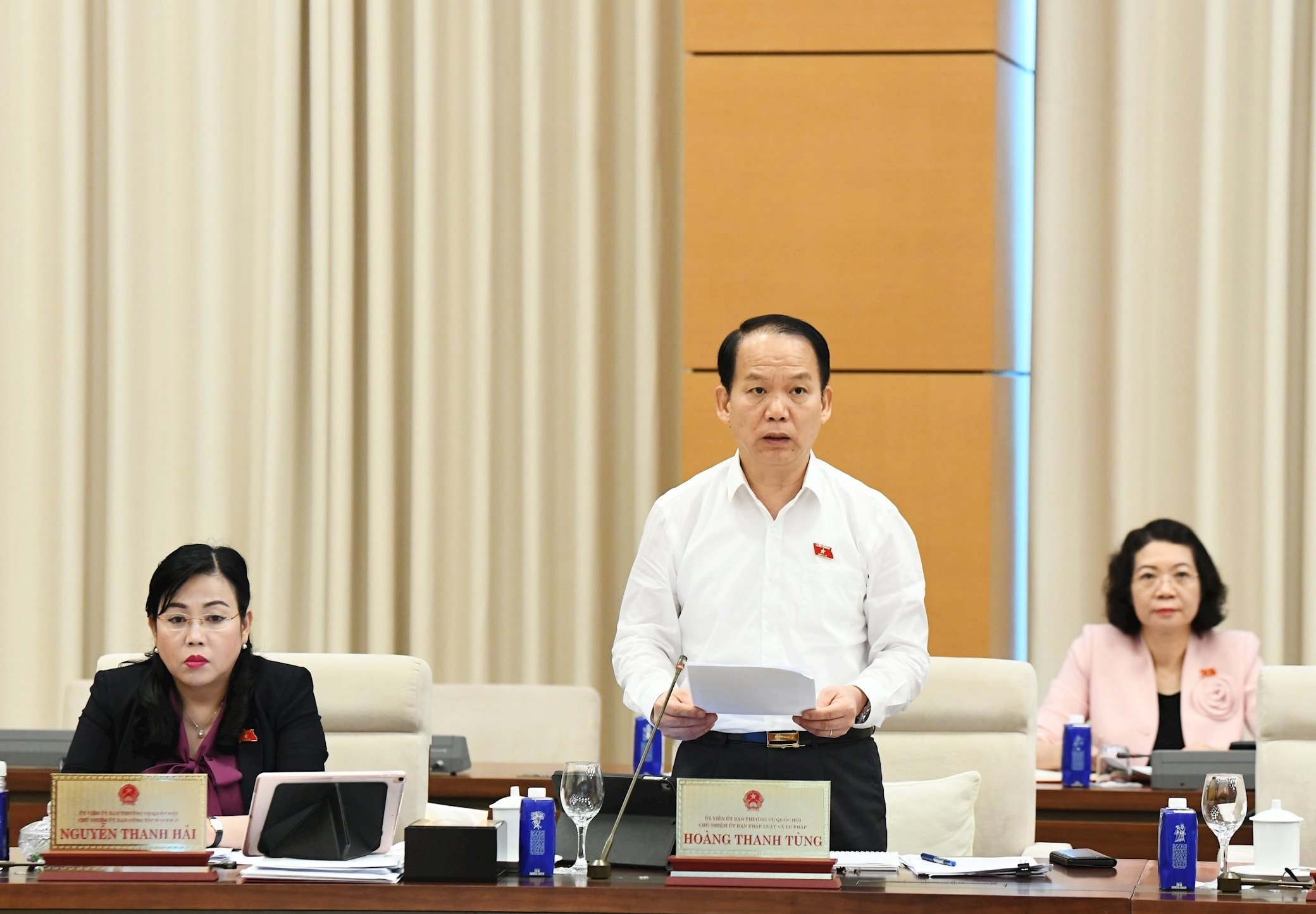 Chủ nhiệm Ủy ban Pháp luật và Tư pháp Hoàng Thanh Tùng trình bày Báo cáo thẩm tra dự án Luật. Ảnh: Lâm Hiể