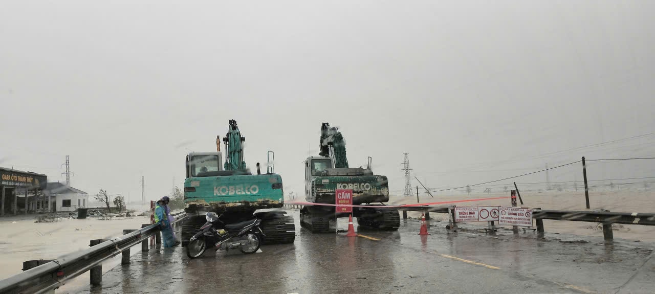 Nhiều đoạn Quốc lộ 1 qua miền Trung bị ngập do ảnh hưởng của mưa bão số 10. Ảnh: TL.