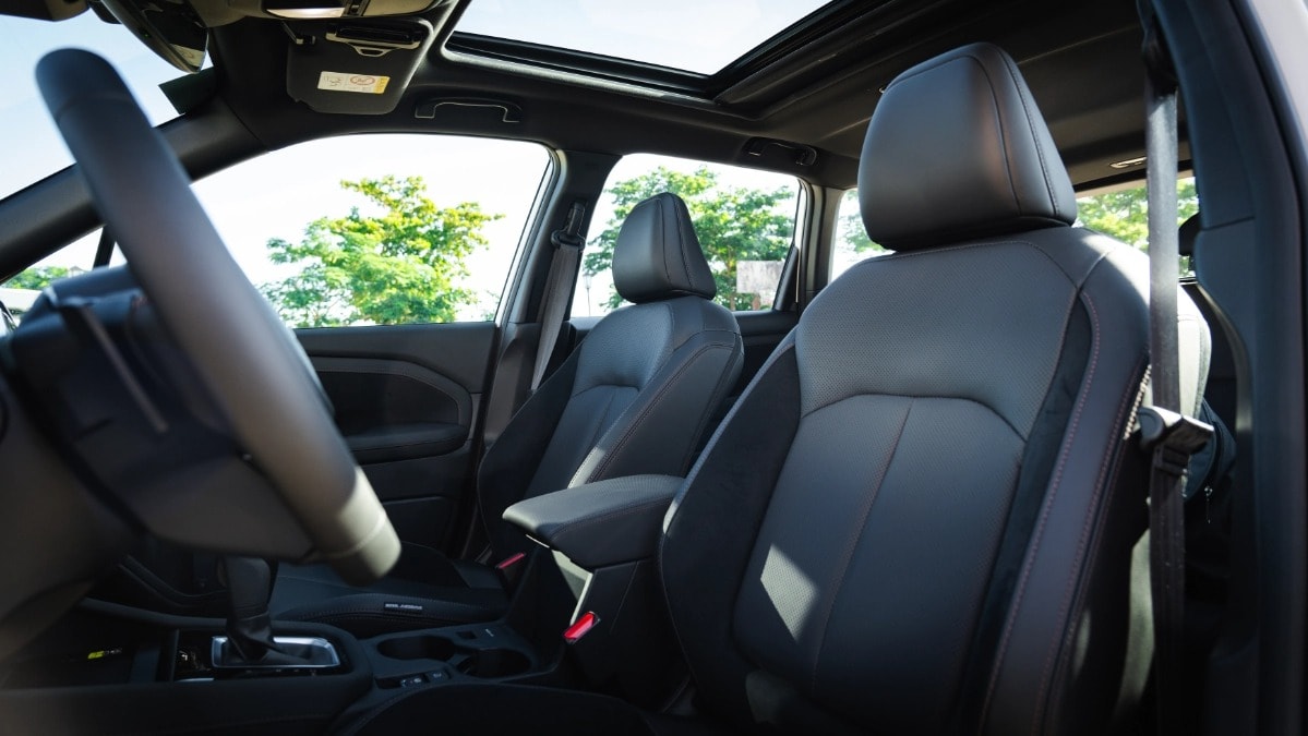 Nội thất bọc da, xe trang bị cửa số trời toàn cảnh - Ảnh: Top Gear Philippines