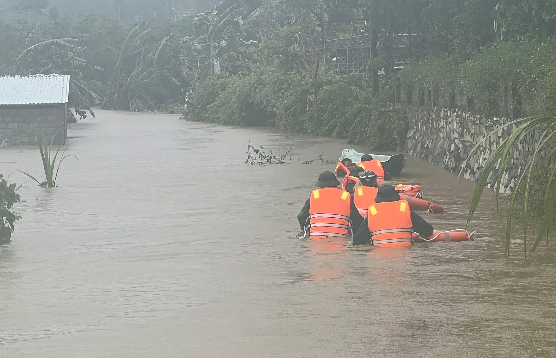 Lực lượng cứu hộ người dân di chuyển ra khỏi vùng lũ (ảnh minh họa).
