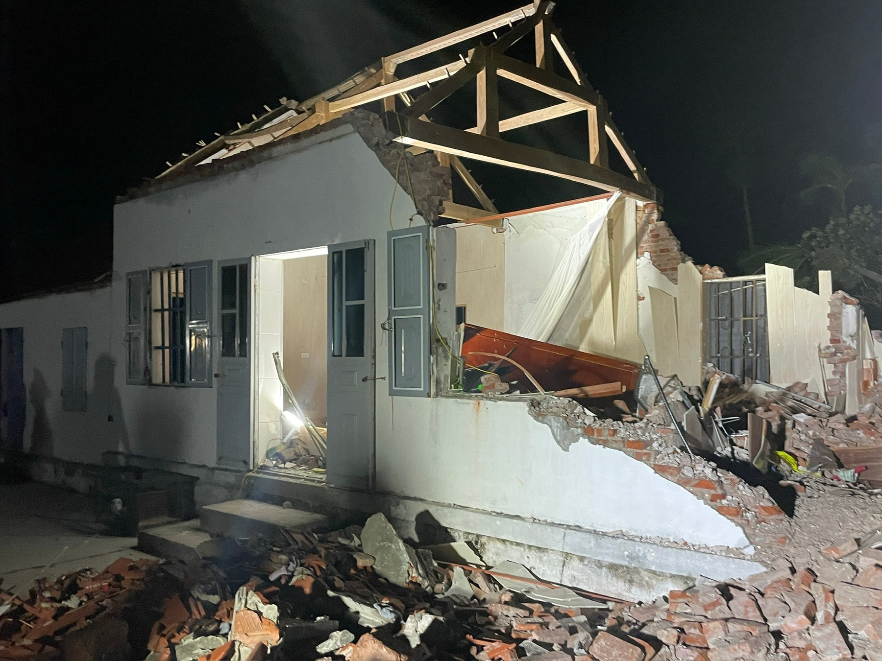 Thủ tướng viếng những người thiệt mạng, thăm hỏi người dân bị thiệt hại do lốc xoáy tại Ninh Bình- Ảnh 4. Thủ tướng viếng những người thiệt mạng, thăm hỏi người dân bị thiệt hại do lốc xoáy tại Ninh Bình- Ảnh 4.