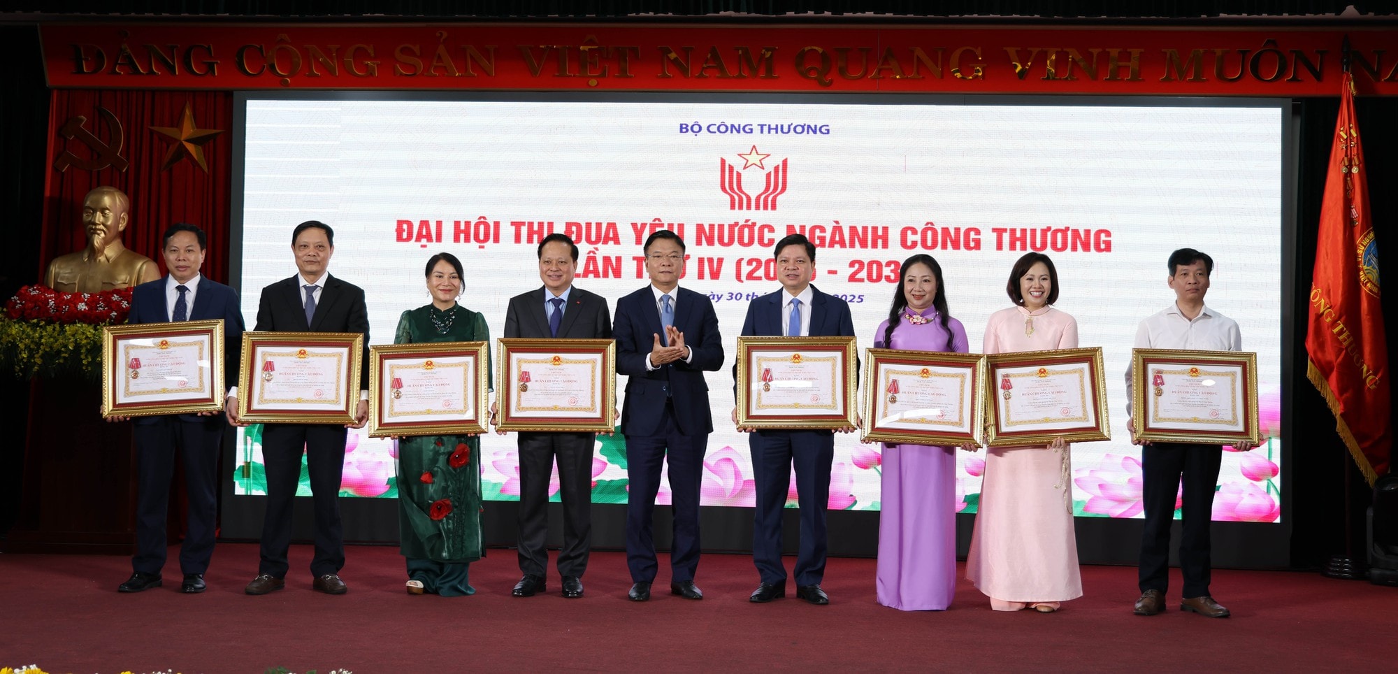Phó Thủ tướng Lê Thành Long: Ngành Công Thương cần đưa phong trào thi đua thành động lực đổi mới, sáng tạo, cống hiến- Ảnh 5.