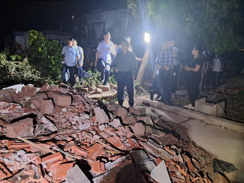 Thủ tướng viếng những người thiệt mạng, thăm hỏi người dân bị thiệt hại do lốc xoáy tại Ninh Bình- Ảnh 1. Thủ tướng viếng những người thiệt mạng, thăm hỏi người dân bị thiệt hại do lốc xoáy tại Ninh Bình- Ảnh 1.