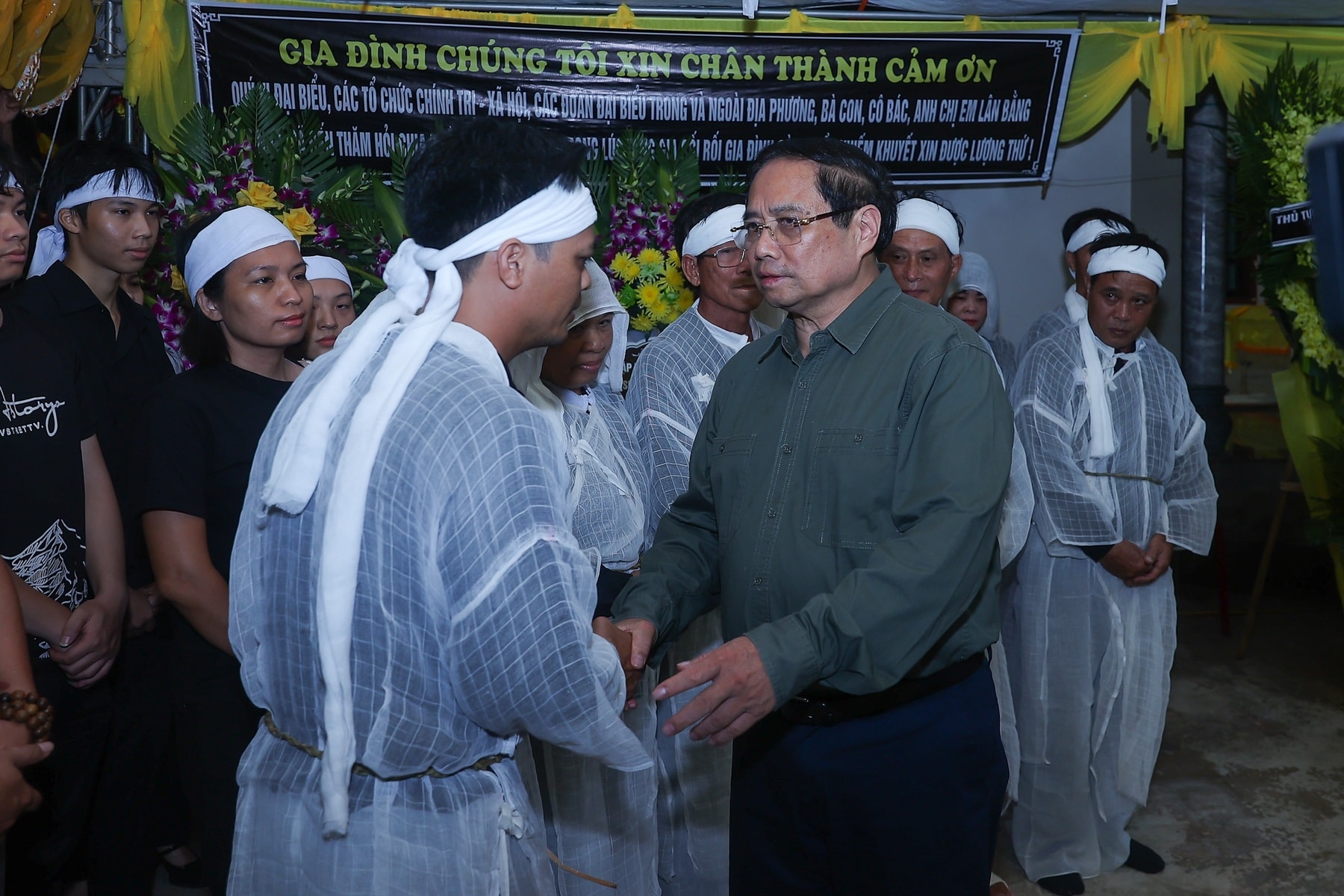 Thủ tướng viếng những người thiệt mạng, thăm hỏi người dân bị thiệt hại do lốc xoáy tại Ninh Bình- Ảnh 2. Thủ tướng viếng những người thiệt mạng, thăm hỏi người dân bị thiệt hại do lốc xoáy tại Ninh Bình- Ảnh 2.