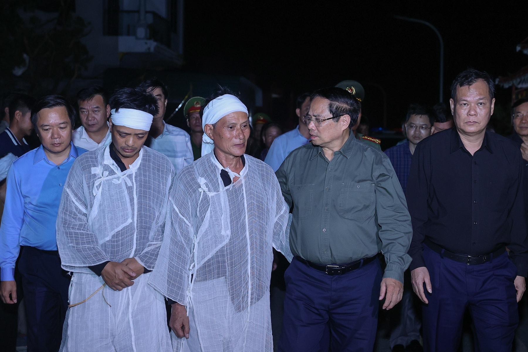 Thủ tướng viếng những người thiệt mạng, thăm hỏi người dân bị thiệt hại do lốc xoáy tại Ninh Bình- Ảnh 3. Thủ tướng viếng những người thiệt mạng, thăm hỏi người dân bị thiệt hại do lốc xoáy tại Ninh Bình- Ảnh 3.