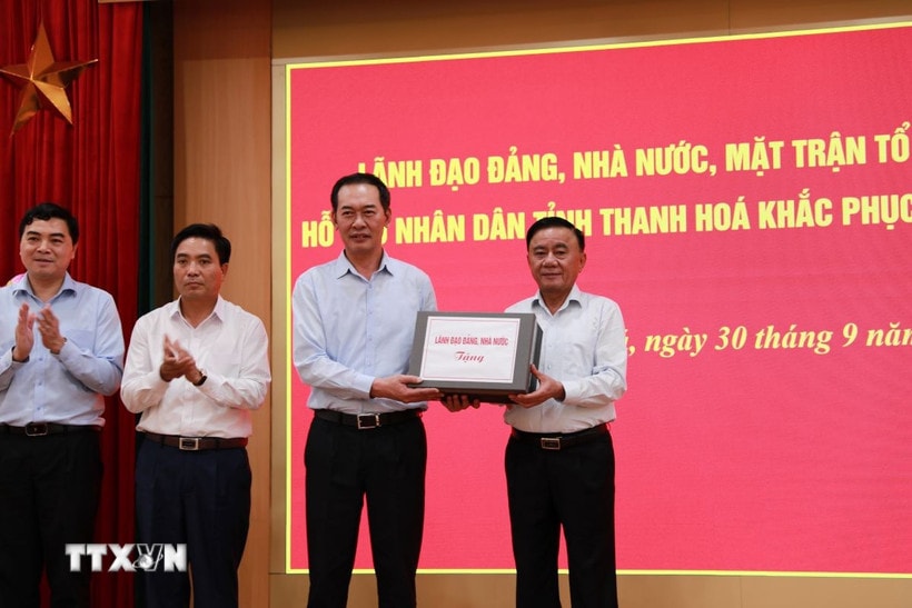 Đồng chí Trần Cẩm Tú trao quà của Lãnh đạo Đảng, Nhà nước hỗ trợ nhân dân tỉnh Thanh Hóa bị ảnh hưởng của bão số 10. (Ảnh: Hoa Mai/TTXVN)