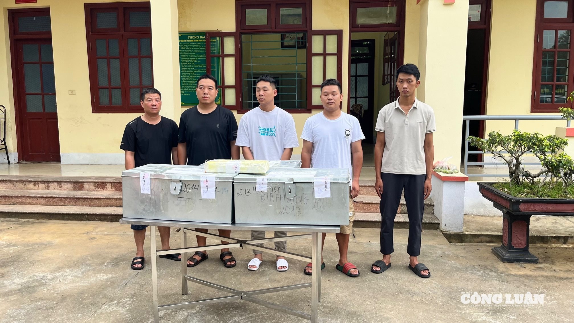 các đối tượng liên quan đư dây vận chuyển bạc qua biên giới cùng tang vật có trị giá gần 7 tỷ đồng