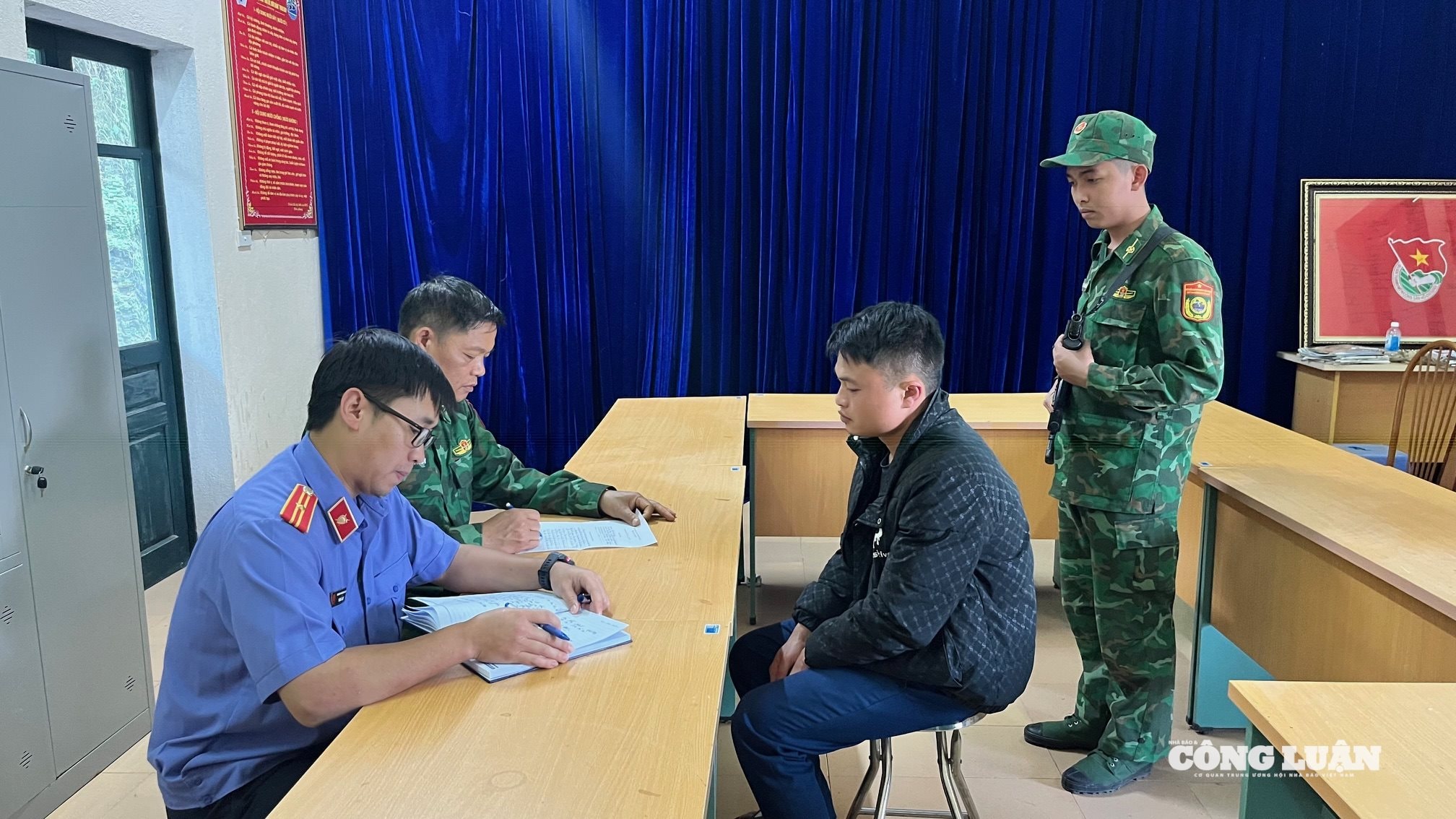 cán bộ biên phòng và kiểm sát viên lấy lời khai đối tượng tổ chức cho người khác nhập c trái phép qua biên giới