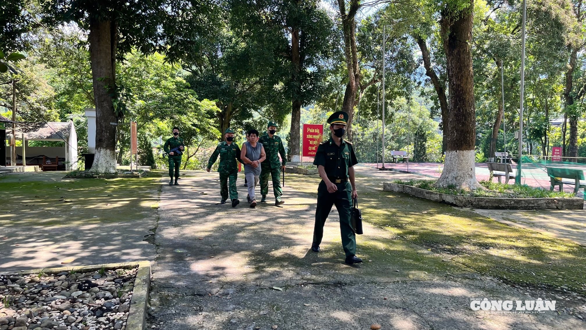 cán bộ, chiên sĩ ồn Biên phòng Trịnh Tường Áp giải đối tượng mua bán tàng tữ tr ph chất ma túy