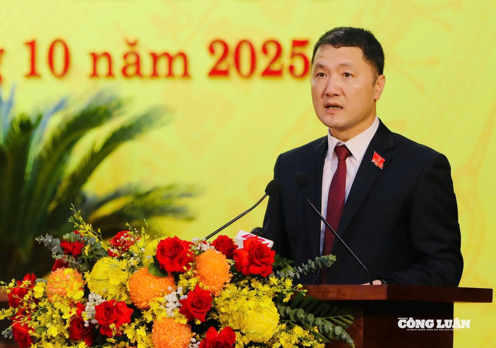 Đồng chí Bùi Văn Mạnh, Tỉnh uỷ viên, Giám đốc Sở Du lịch phát biểu tham luận với chủ đề: “Phát triển Du lịch và công nghiệp văn hóa trở thành cụm ngành kinh tế mũi nhọn, giải pháp tạo dựng thương hiệu du lịch Ninh Bình trong bối cảnh hội nhập”.