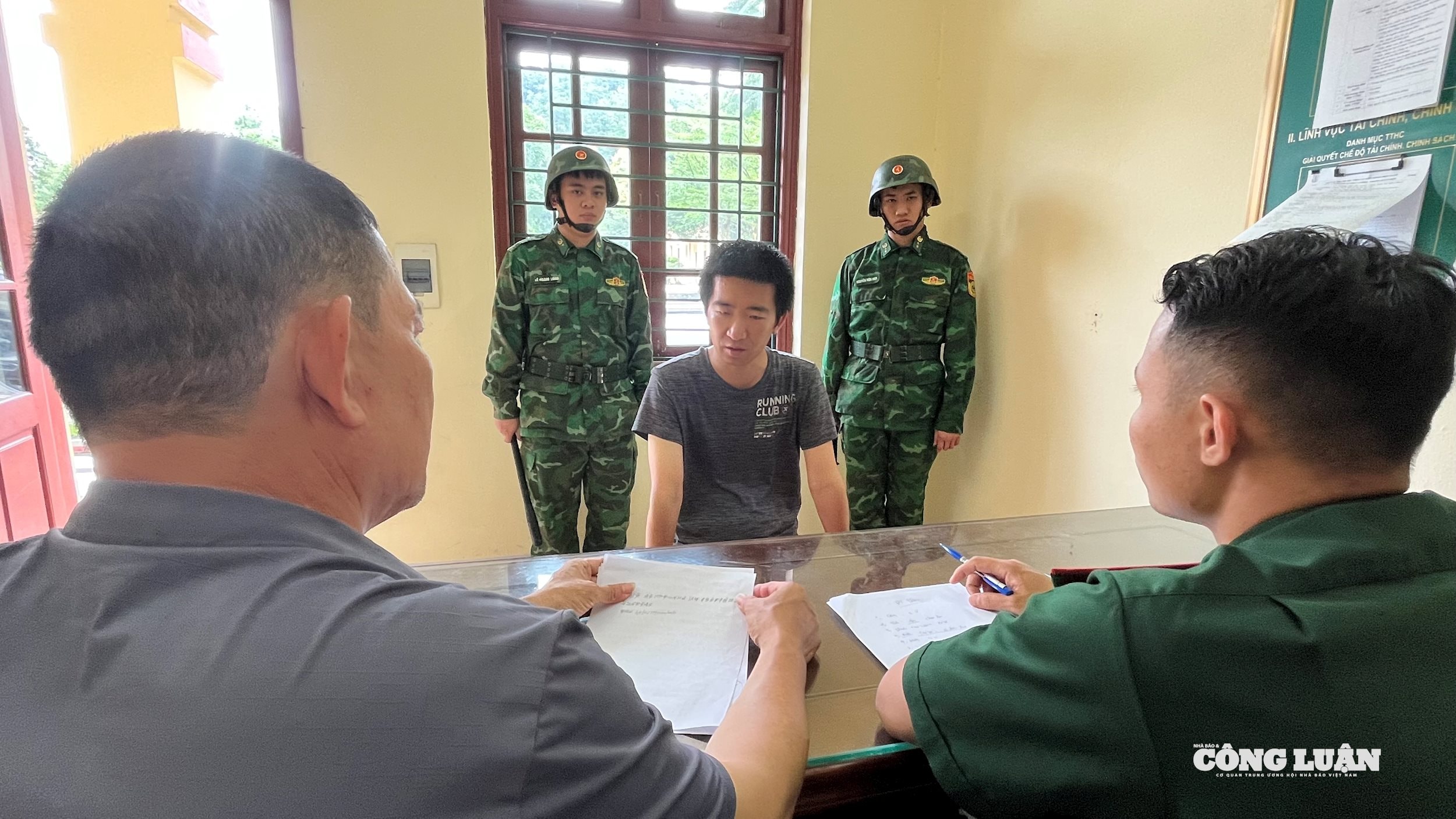 Đối tượng tiêu thụ ngoại giả làm việc vơ cán bộ Biên phòng