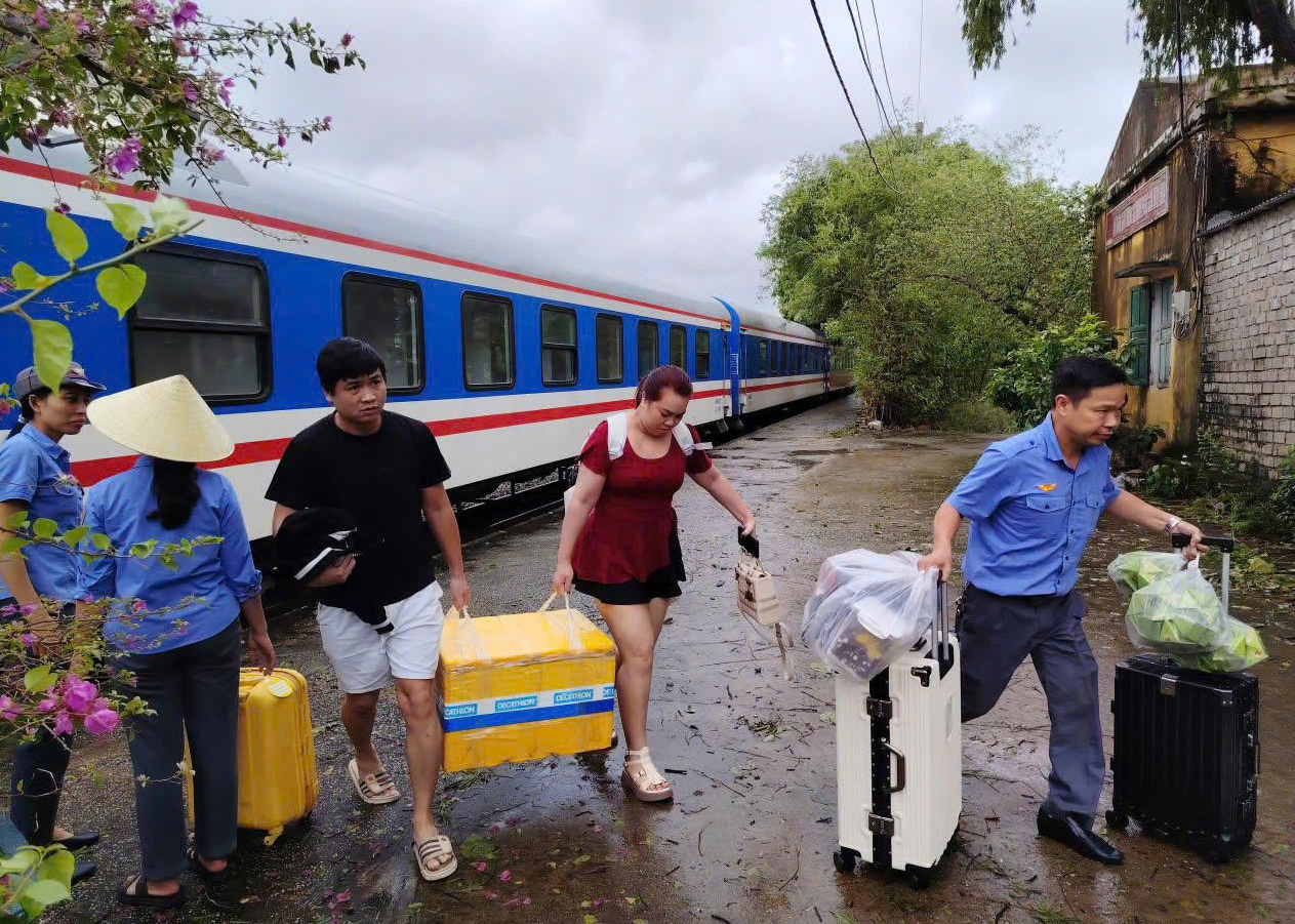 Đường sắt Bắc - Nam bị chia cắt do mưa lũ, dừng chạy một số chuyến tàu. Ảnh: VNR.