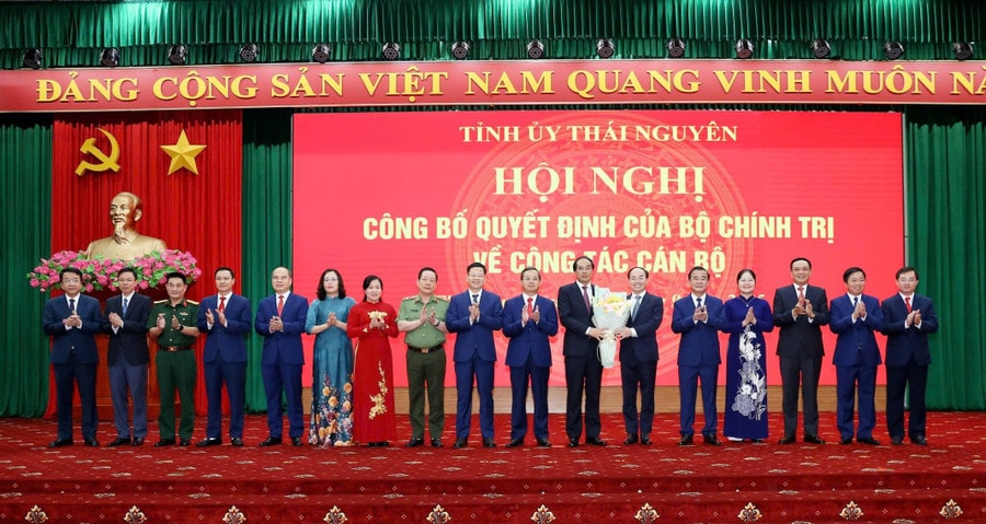 Lãnh đạo tỉnh Thái Nguyên tặng hoa chúc mừng