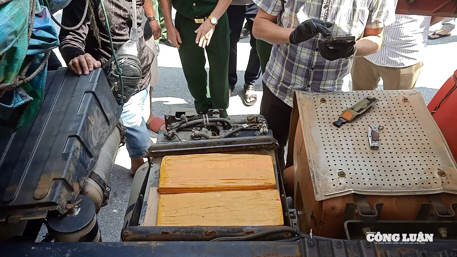 Lực lượng phòng, chống ma túy và tội phạm Bộ đội Biên phòng Lào Cai khám xét xe ô tô chở kim loại (bạc) qua biên giới.
