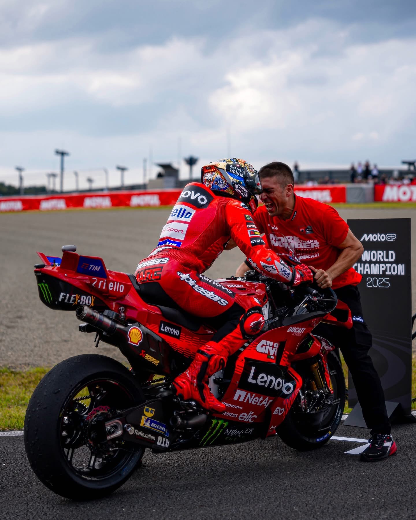 Marc Márquez ăn mừng cùng thành viên đội đua sau khi về đích - Ảnh: Ducati