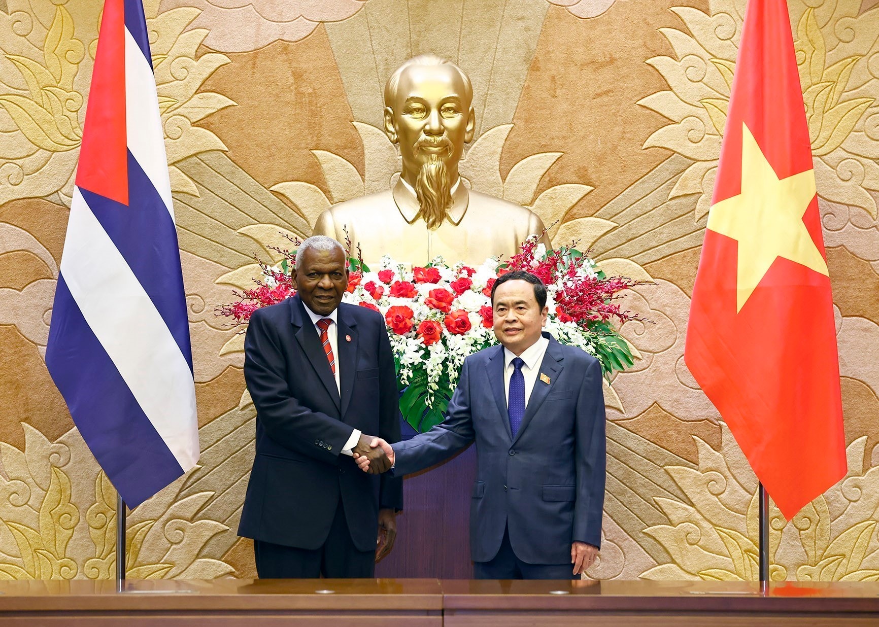 vna-potal-chu-tich-quoc-hoi-tran-thanh-man-don-va-hoi-dam-voi-chu-tich-quoc-hoi-chinh-quyen-nhan-dan-cuba-768376226-9-2-19.jpg