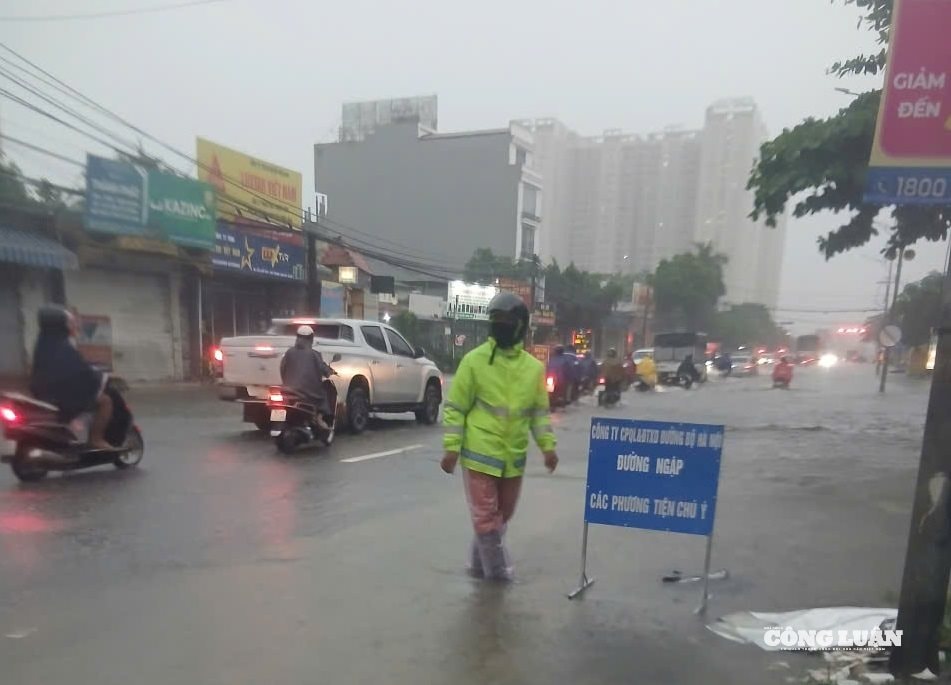 Nhiều vị trí trên Quốc lộ 32 cũng bị ngập sâu do mưa lớn.