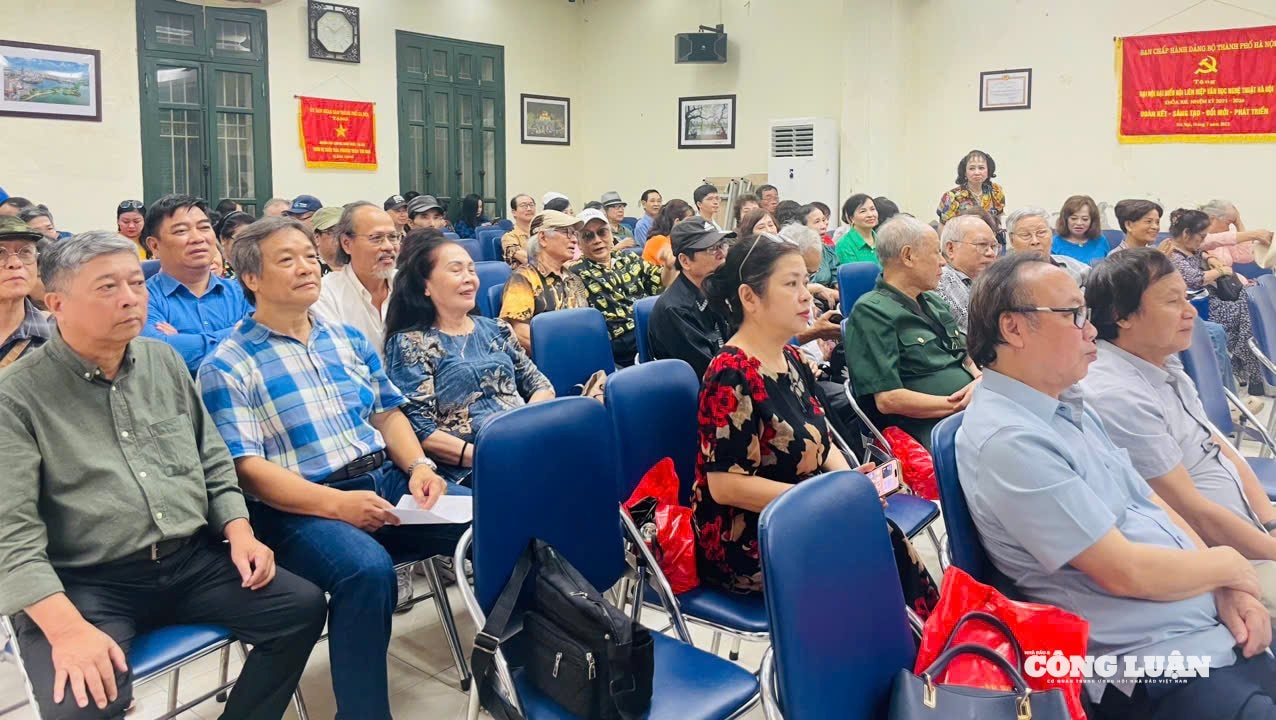 Các văn nghệ sĩ tham dự lễ kỷ niệm Ngày Sân khấu Việt Nam lần thứ XV (12/8 âm lịch) và Giỗ Tổ ngành sân khấu.