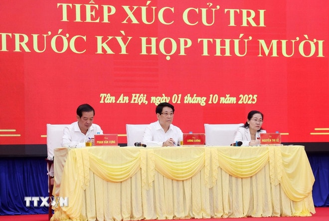 Chủ tịch nước Lương Cường và các Đại biểu Quốc hội Thành phố Hồ Chí Minh tiếp thu ý kiến cử tri trước Kỳ họp thứ 10, Quốc hội khóa XV. Ảnh: Lâm Khánh/TTXVN)