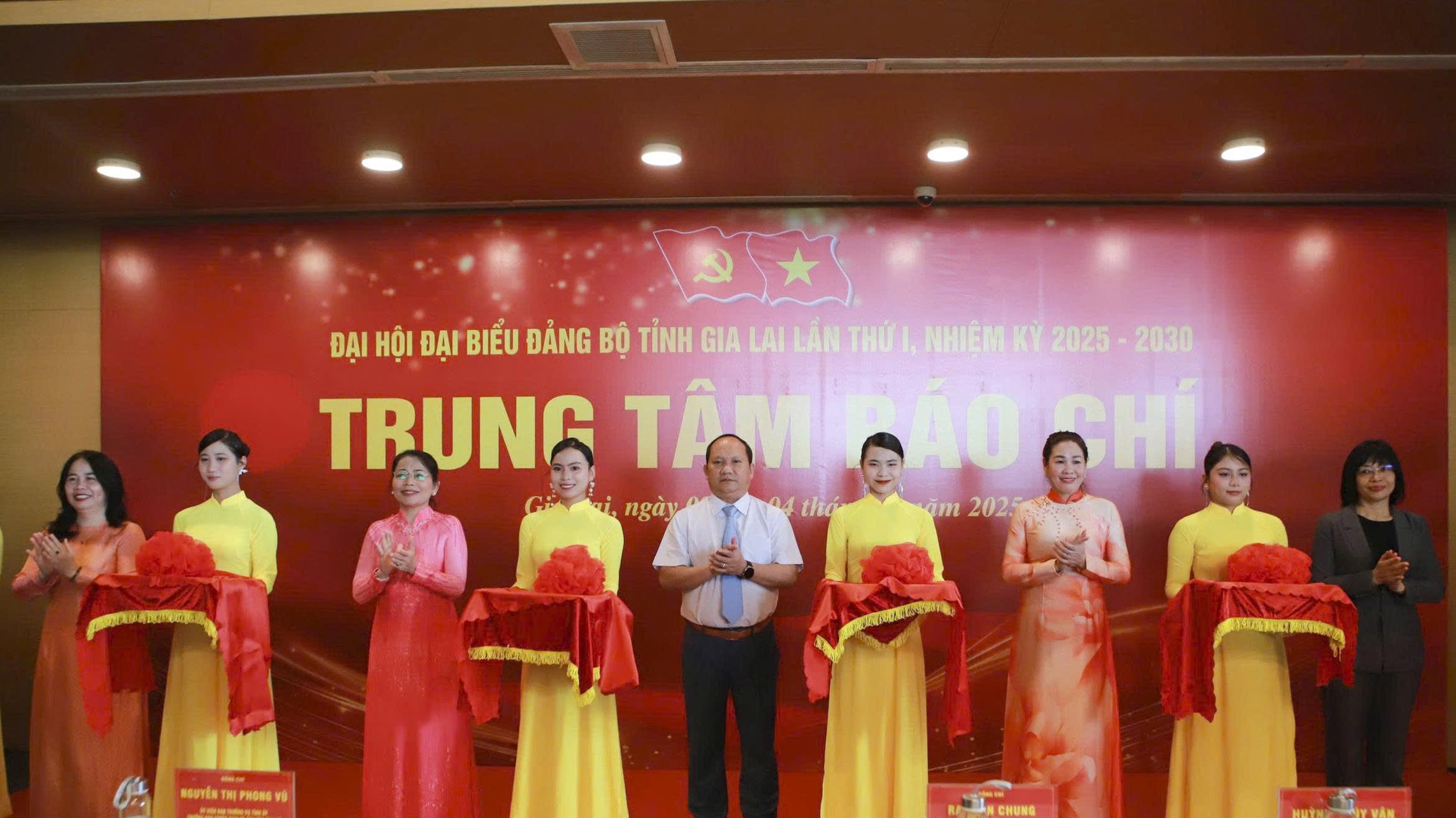 Các đại biểu cắt băng khánh thành Trung tâm Báo chí