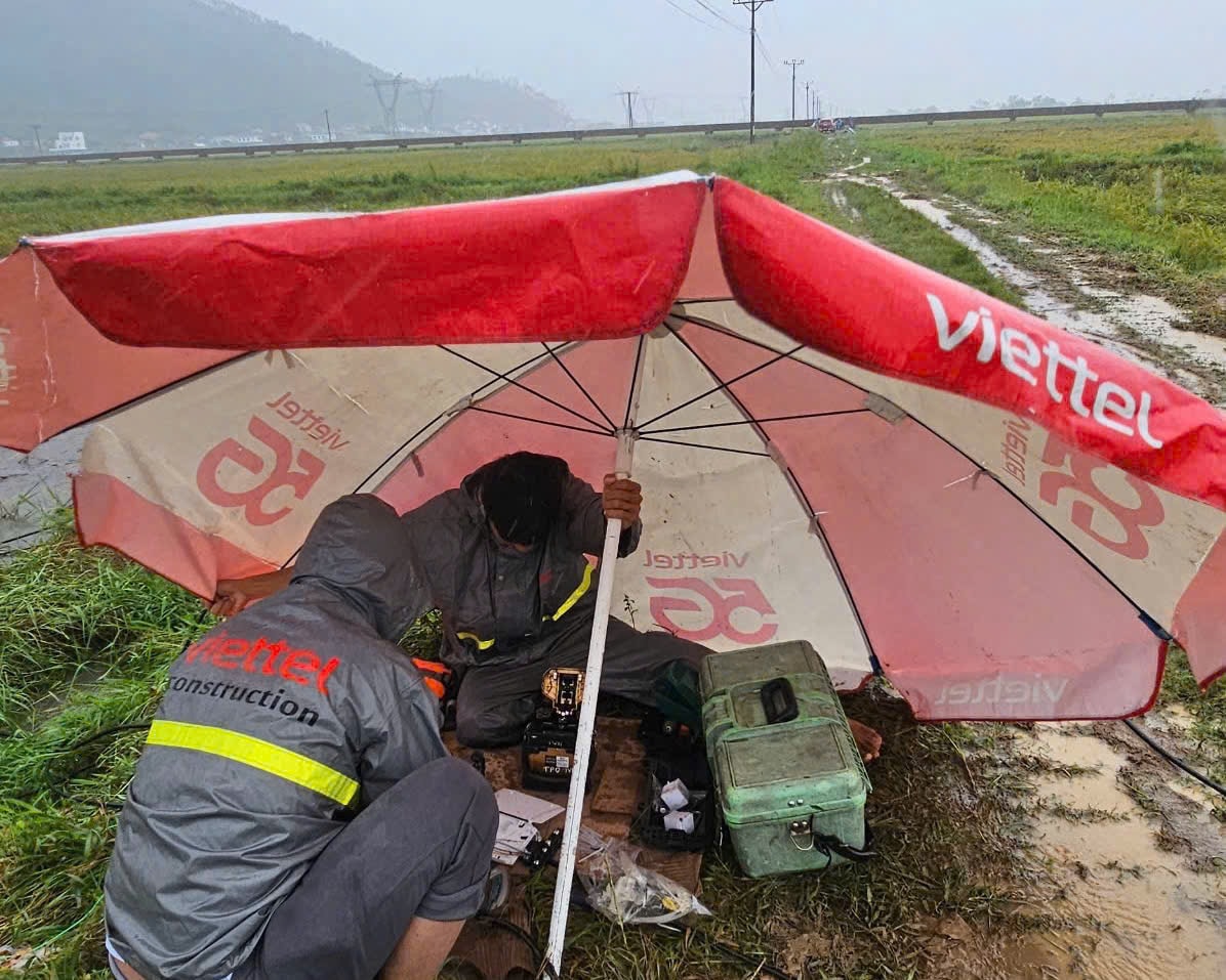 Ảnh 1 - Nhân sự Viettel được điều động ứng cứu xuyên đêm đến sáng tại các điểm nóng.