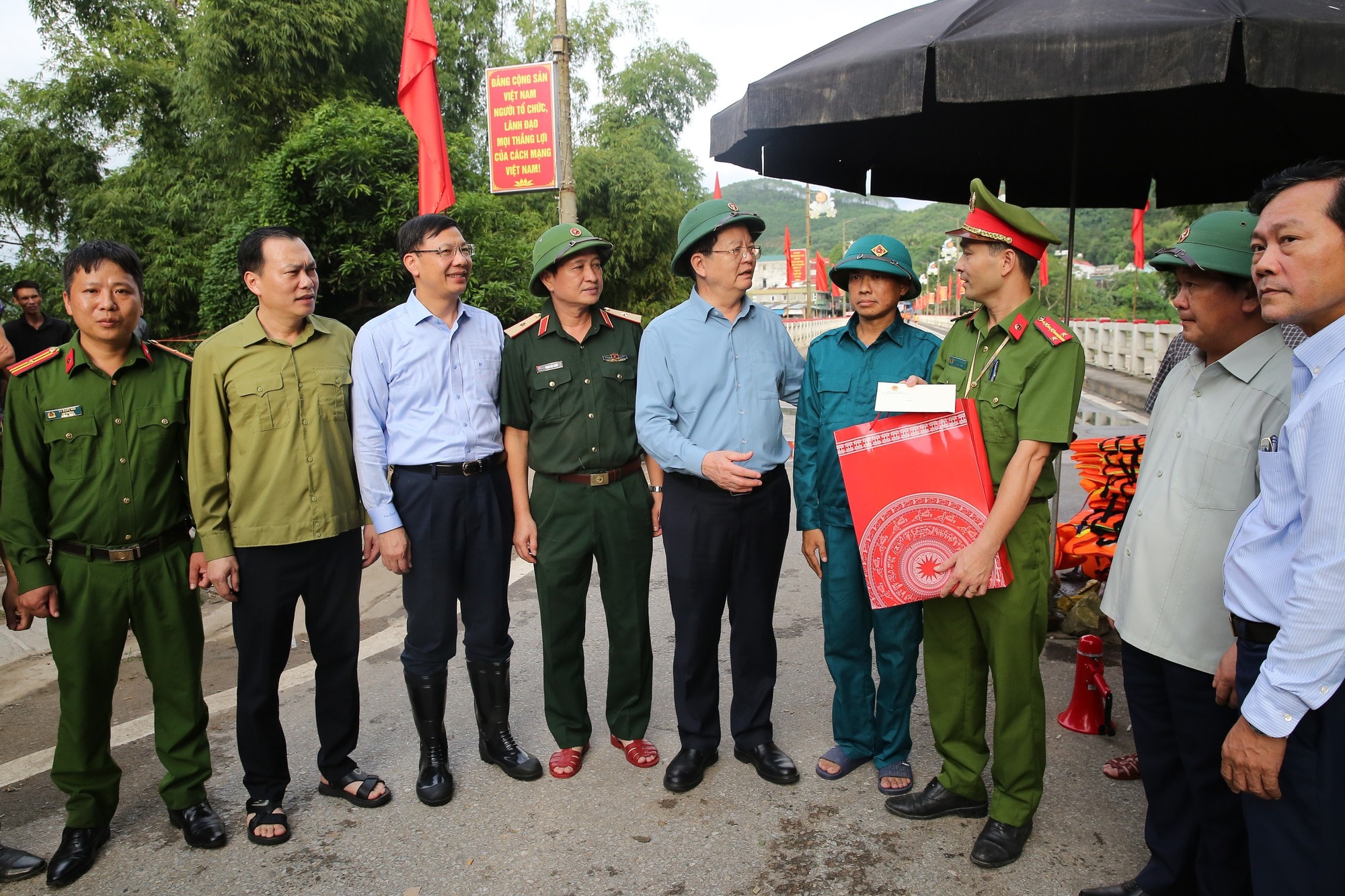 Phó Thủ tướng Mai Văn Chính kiểm tra công tác phòng, chống mưa lũ tại xã Chiêm Hóa, Tuyên Quang- Ảnh 2.