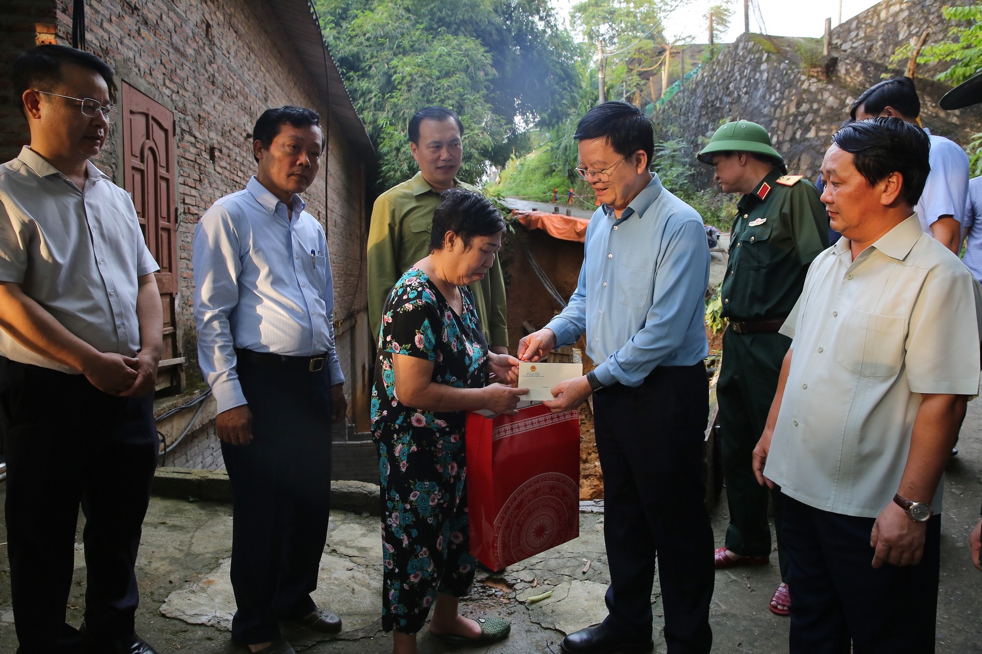 Phó Thủ tướng Mai Văn Chính kiểm tra công tác phòng, chống mưa lũ tại xã Chiêm Hóa, Tuyên Quang- Ảnh 4.