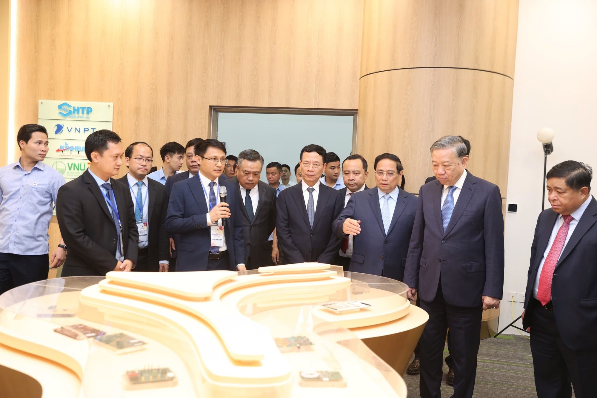 Thủ tướng: Không hạn chế không gian đổi mới sáng tạo của bất cứ tập thể và cá nhân nào- Ảnh 4. Thủ tướng: Không hạn chế không gian đổi mới sáng tạo của bất cứ tập thể và cá nhân nào- Ảnh 4.