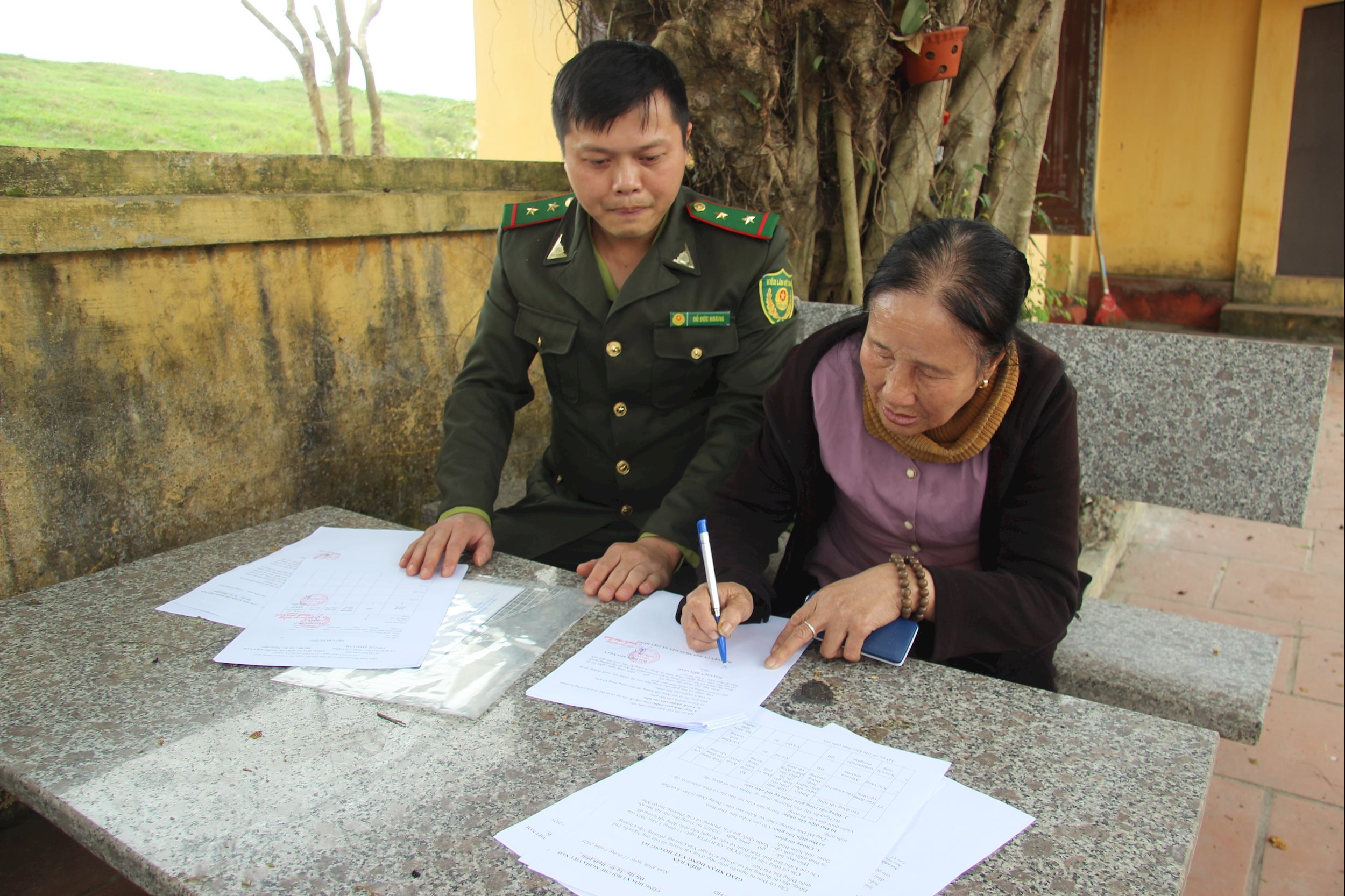 Ký cam kết của các hộ dân