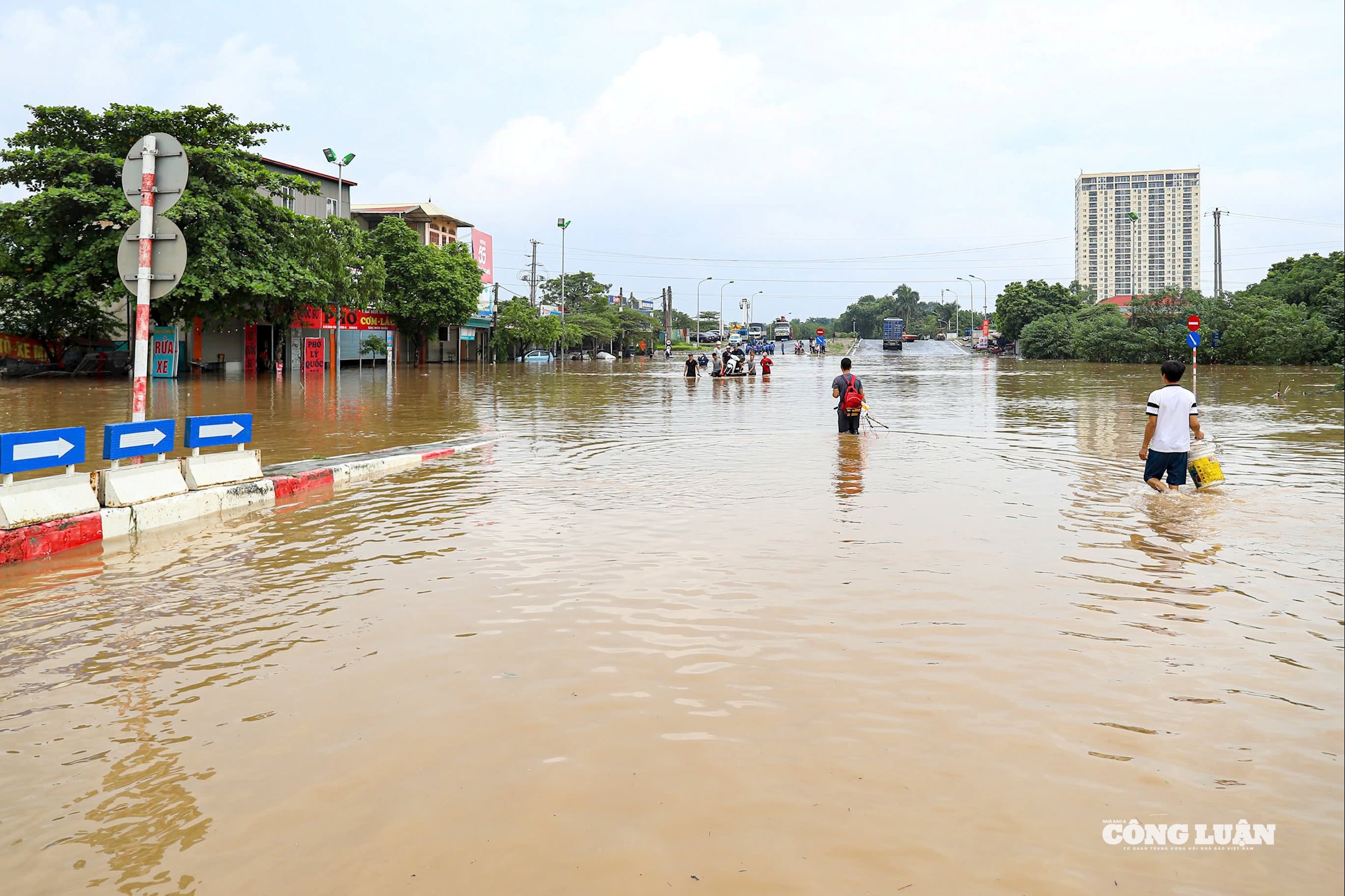 Ghi nhận của PV, ngày 1/10 tại khu vực quốc lộ 70 đoạn lên cầu vượt Tây Mỗ (Hà Nội) nước vẫn còn ngập sâu.