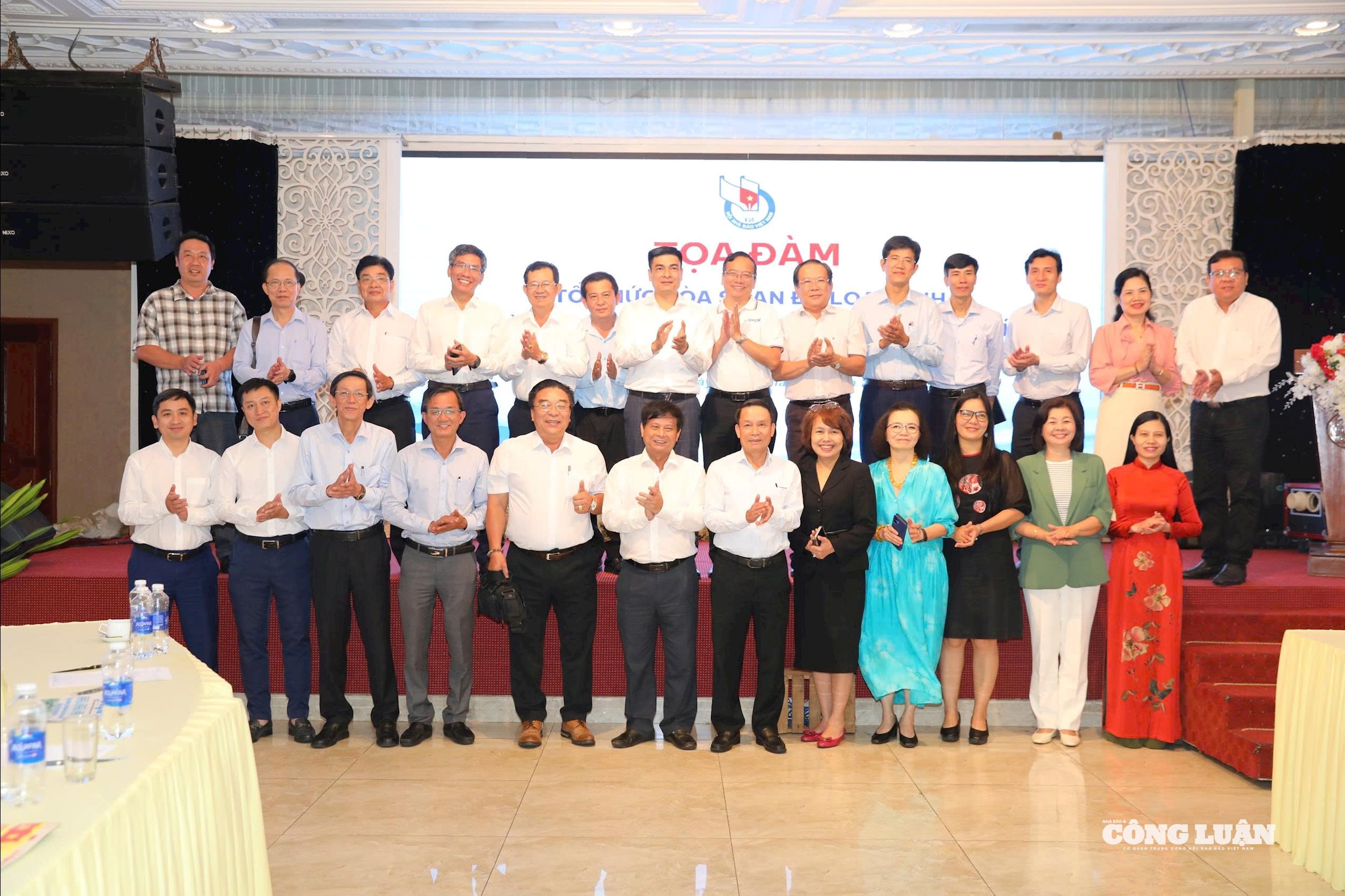 Lãnh đạo Hội Nhà báo tỉnh kiểm tra khu vực giới thiệu trường quay ảo của Báo và Phát thanh, Truyền hình Quảng Ninh.