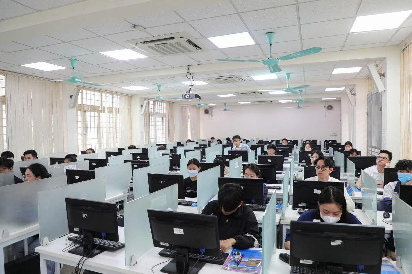 Giấc mơ số hóa và bài toán kinh phí để triển khai thi tốt nghiệp THPT trên máy tính - ảnh 1 Hình ảnh: Giấc mơ số hóa và bài toán kinh phí để triển khai thi tốt nghiệp THPT trên máy tính số 1