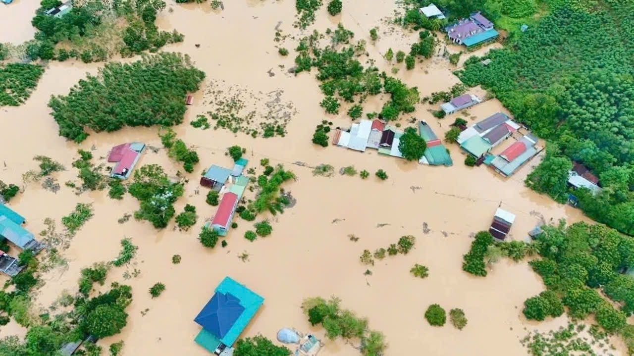 Thủ tướng quyết định hỗ trợ 2.524 tỷ đồng cho 15 địa phương khắc phục hậu quả bão số 10- Ảnh 1. Thủ tướng quyết định hỗ trợ 2.524 tỷ đồng cho 15 địa phương khắc phục hậu quả bão số 10- Ảnh 1.