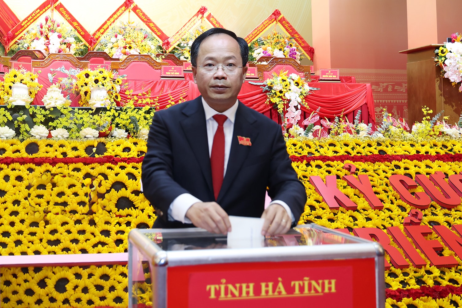 Bí thư ủng hộ bão lụt