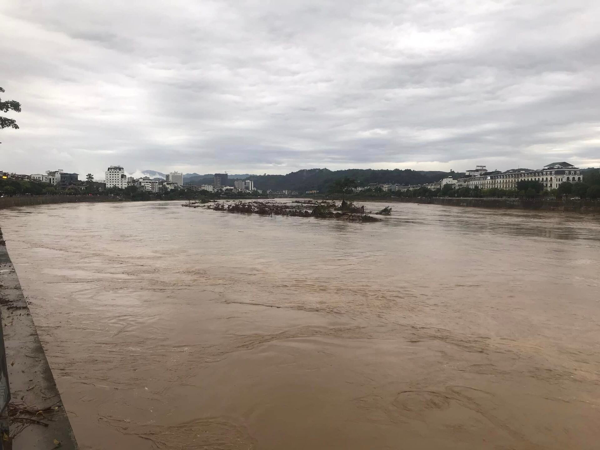 Lũ trên sông Vu Gia - Thu Bồn và Tam Kỳ đang lên nhanh (ảnh minh hoạ).