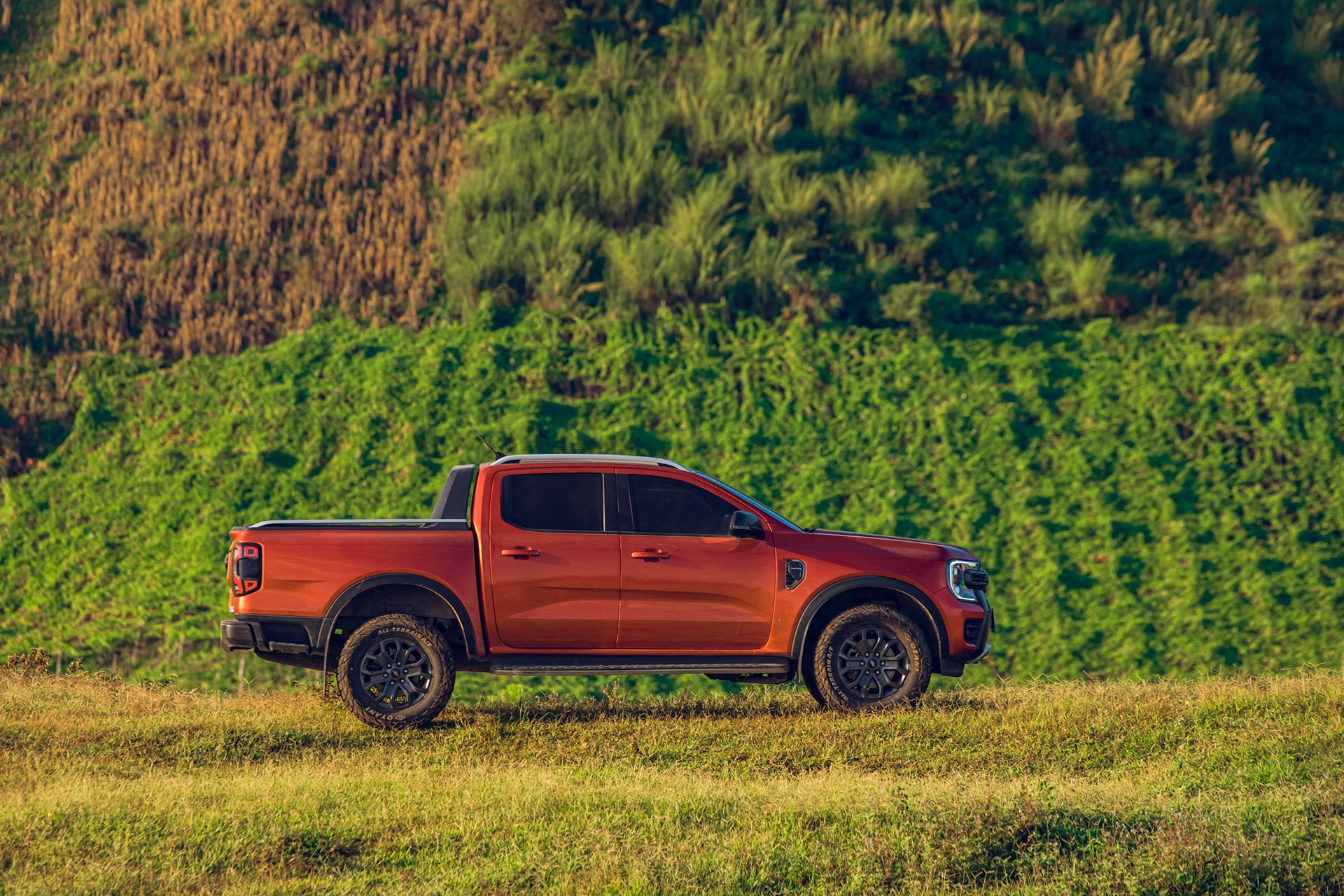 Người tiêu dùng mua mẫu xe bán tải Ford Ranger trong tháng 10 sẽ được giảm giá tương đương 100% mức thu lệ phí trước bạ - Ảnh: Ford