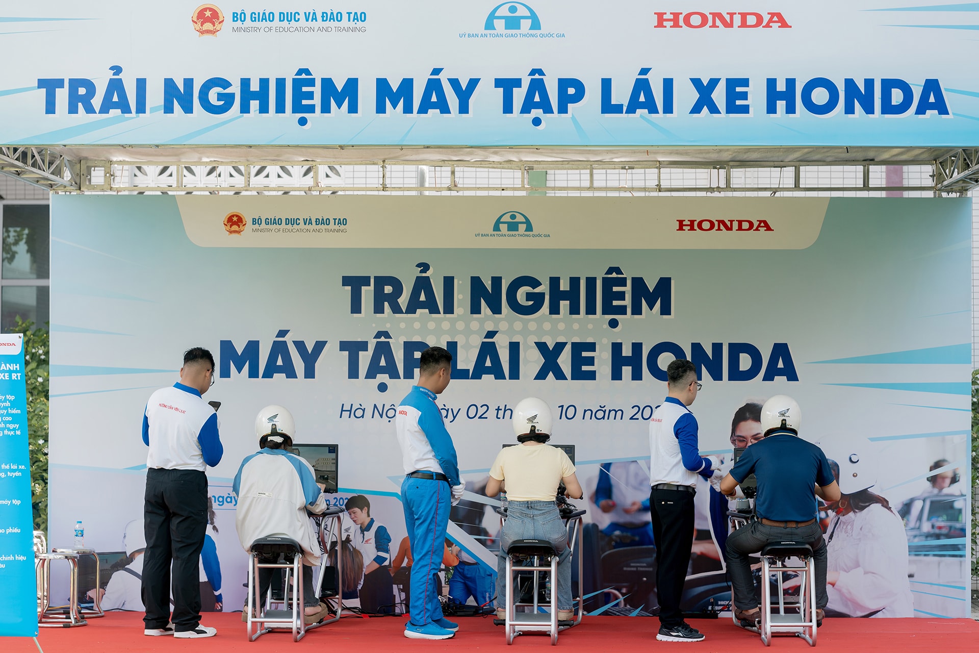 Honda Việt Nam tặng mũ bảo hiểm 12