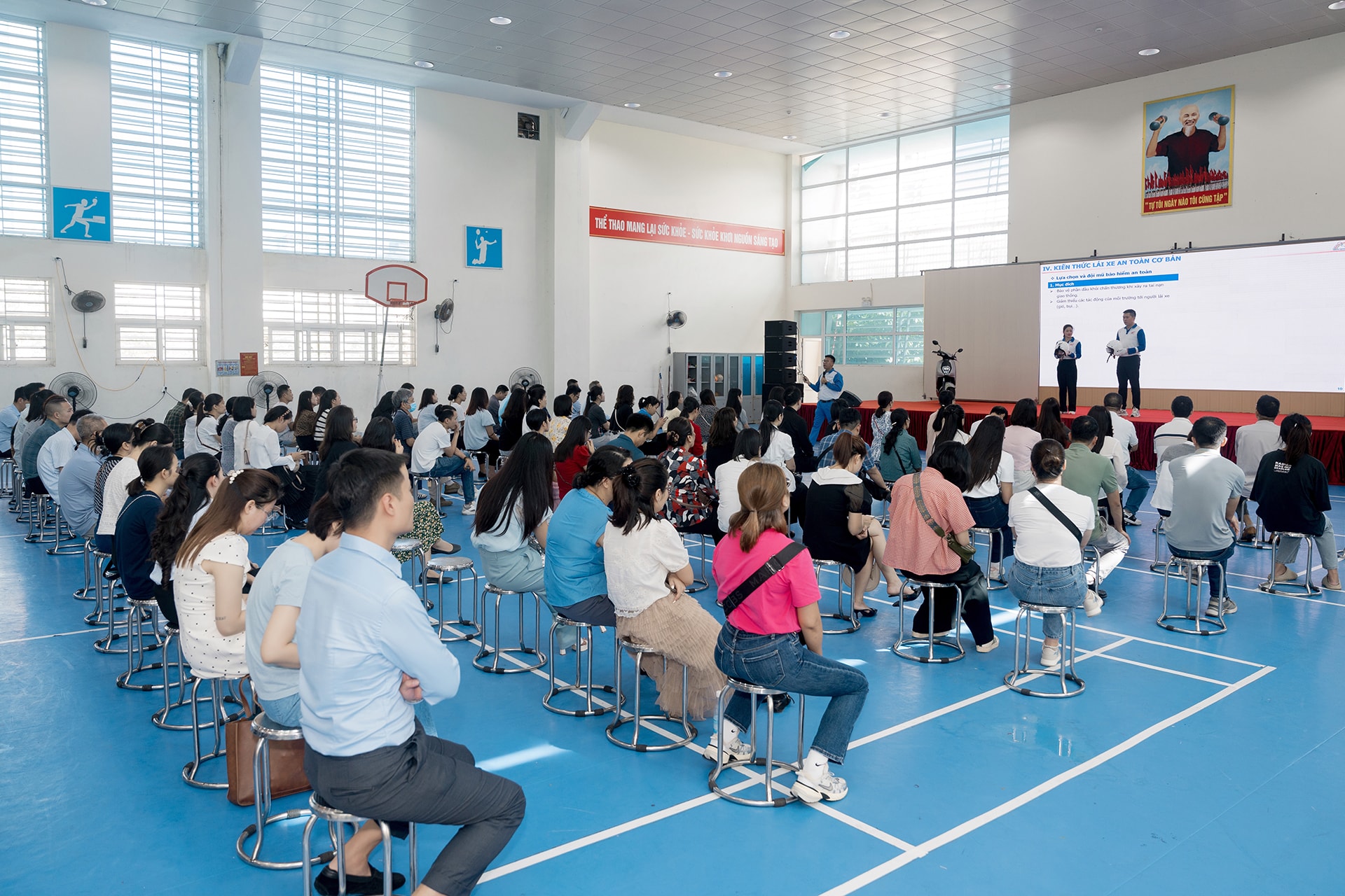 Các phụ huynh học sinh tham gia chia sẻ kiến thức về an toàn giao thông tại Trường Tiểu học Vạn Bảo.