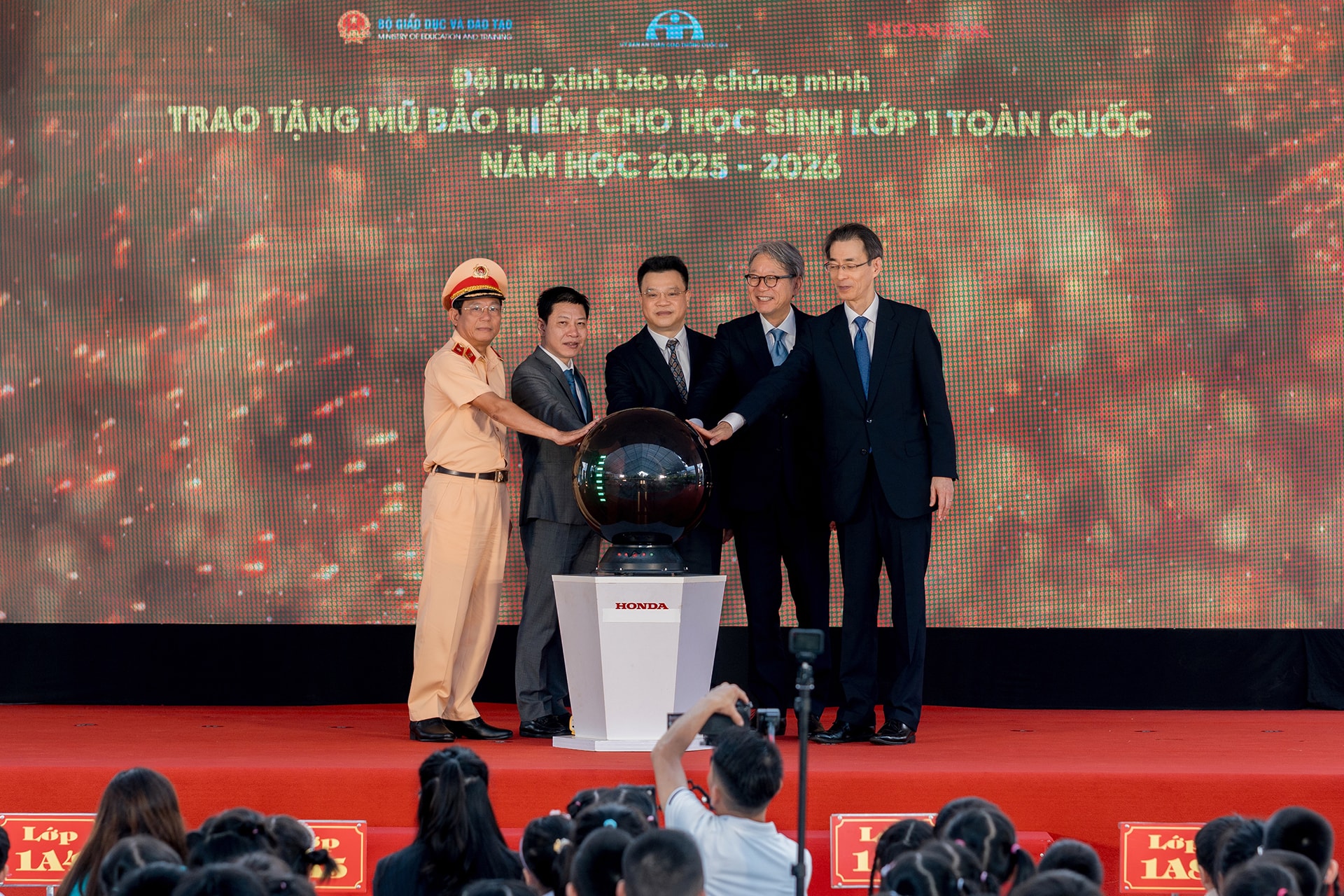 Honda Việt Nam tặng mũ bảo hiểm 4