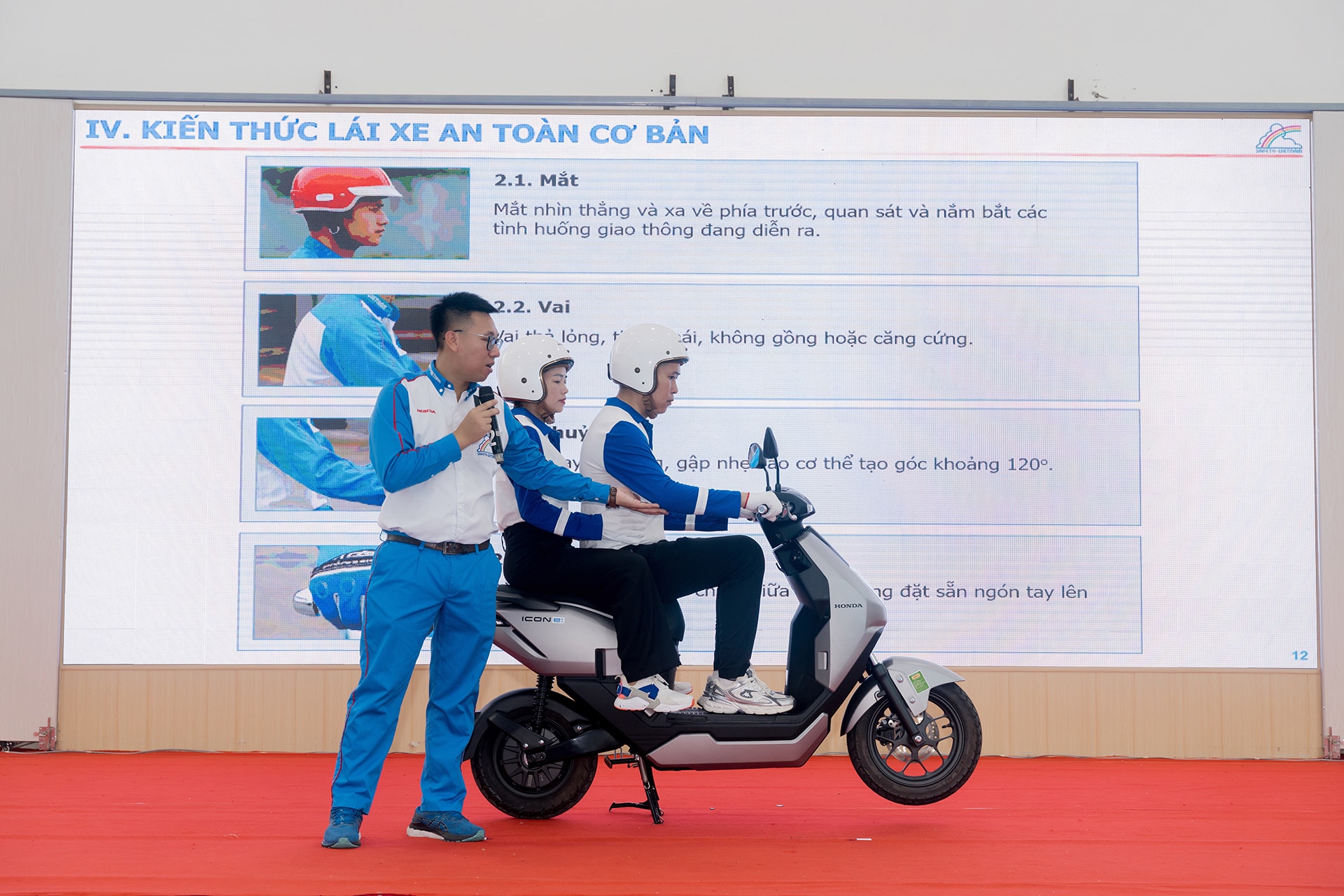 Honda Việt Nam tặng mũ bảo hiểm 9