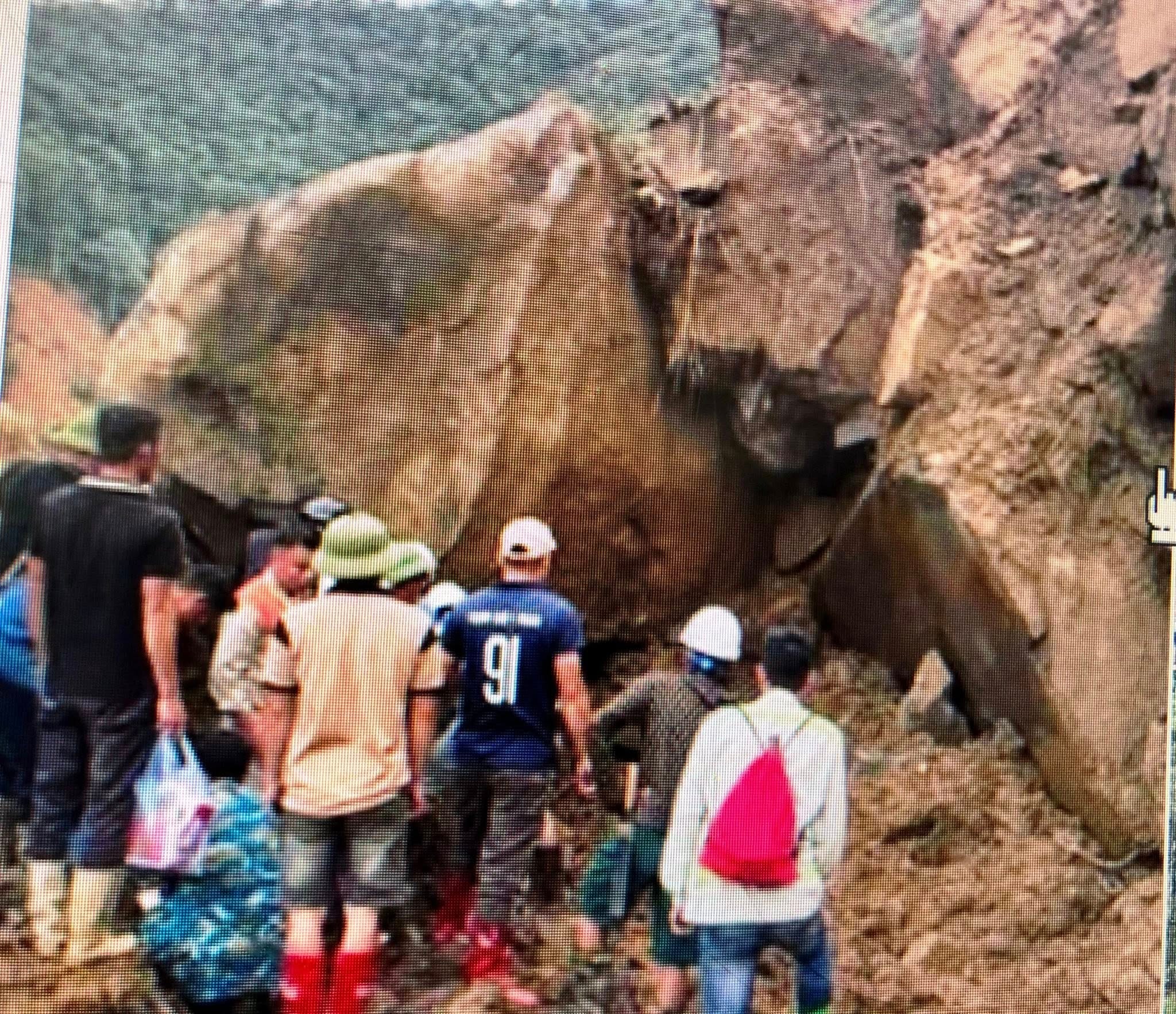 Vị trí tìm thấy xe mất tích do đất đá sạt lở trùm lên