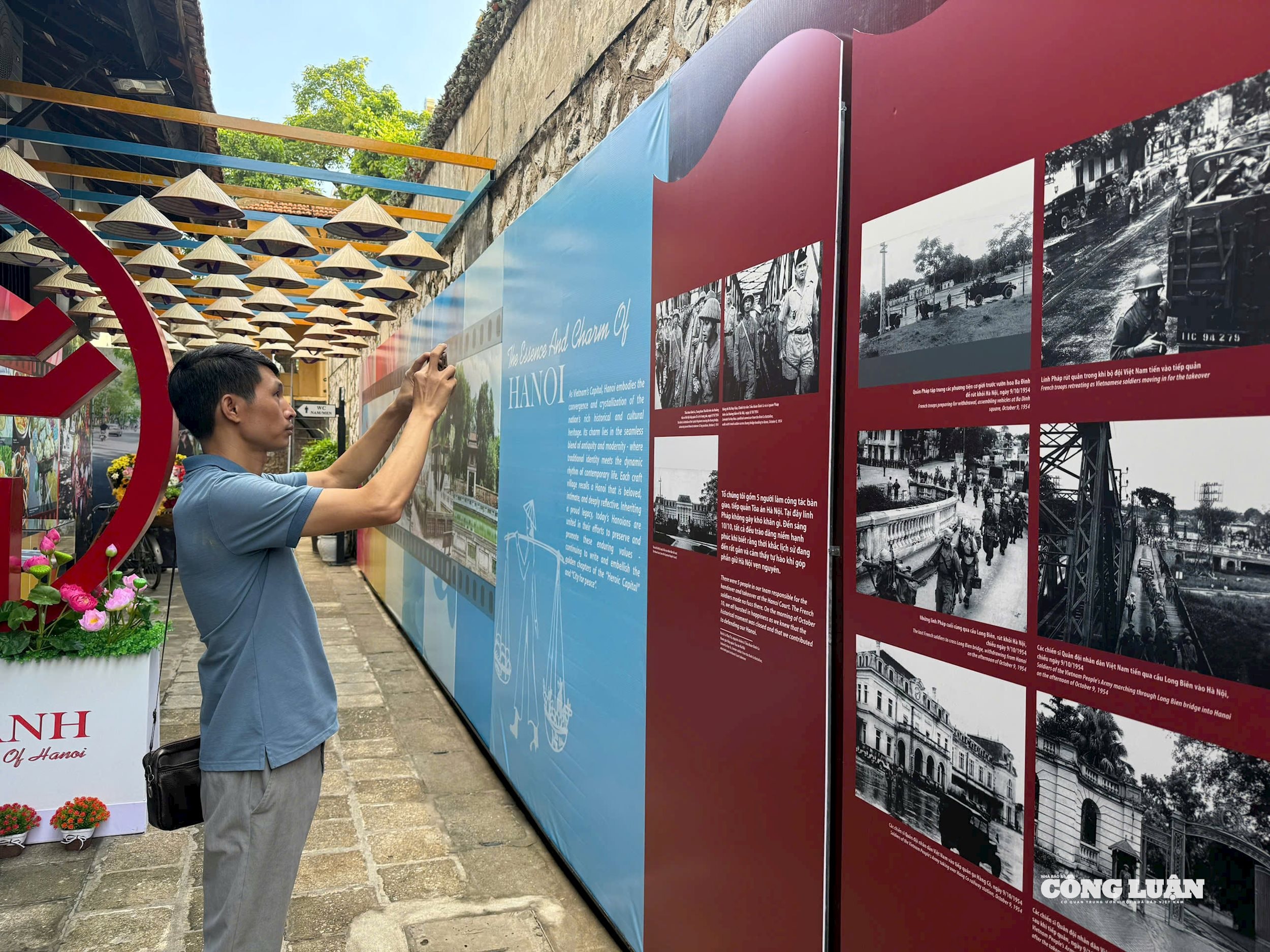 Công chúng tham quan không gian trưng bày