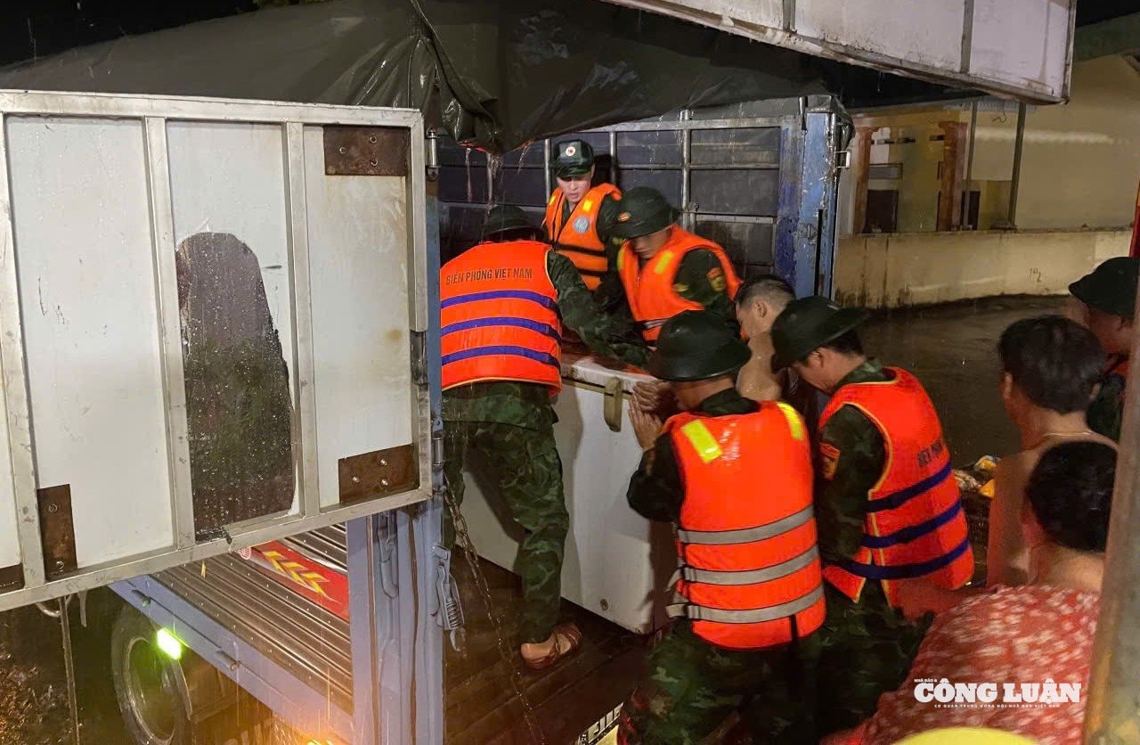 Bộ đội Biên phòng tỉnh Lào Cai giúp đỡ nhân dân phòng, chống thiệt hại bão số 10.