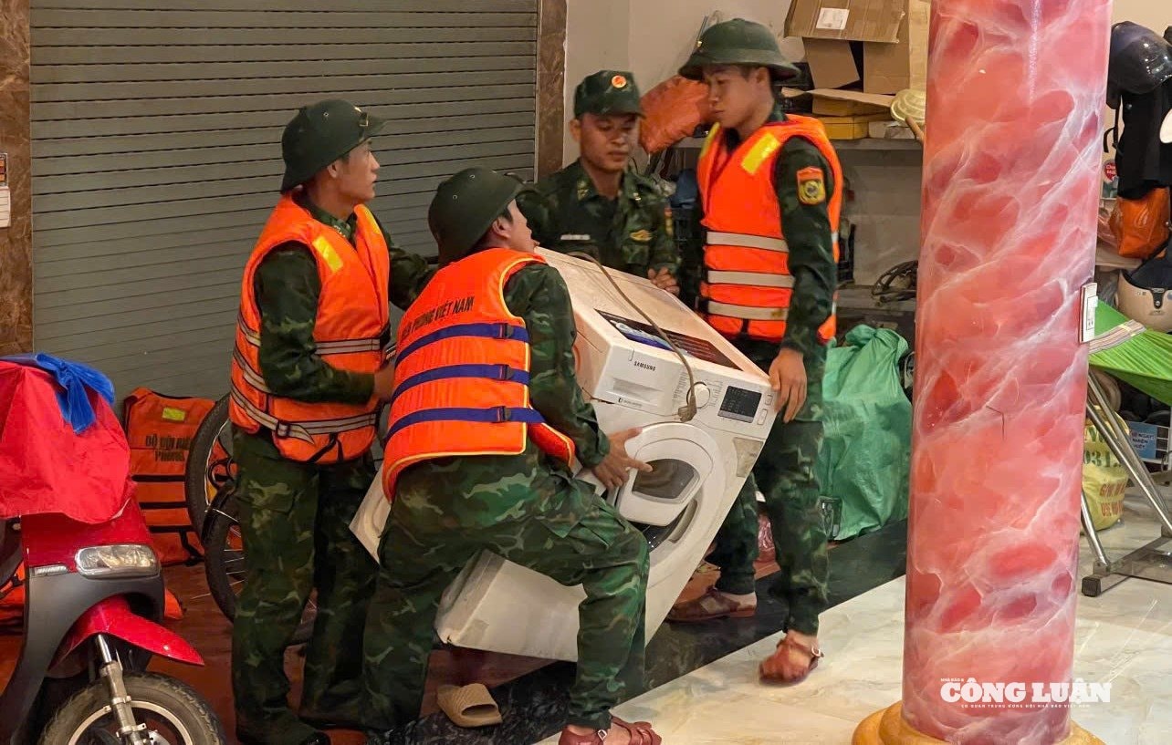 Bộ đội Biên phòng Lào Cai giúp đỡ nhân dân phòng, chống thiệt hại bão số 10.