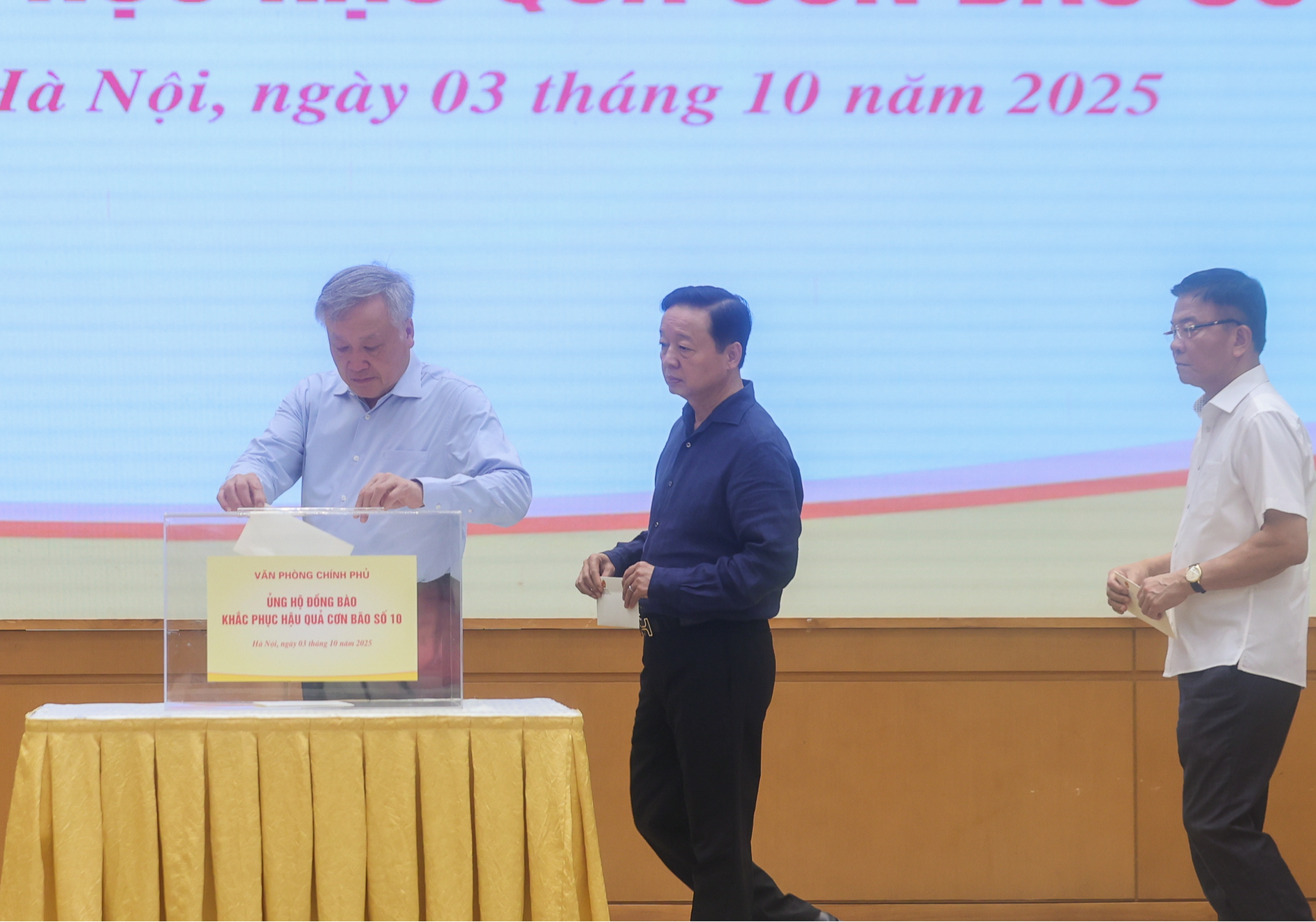 Thủ tướng Phạm Minh Chính cùng lãnh đạo Chính phủ và tập thể Văn phòng Chính phủ ủng hộ đồng bào bị thiệt hại do bão lũ- Ảnh 2.