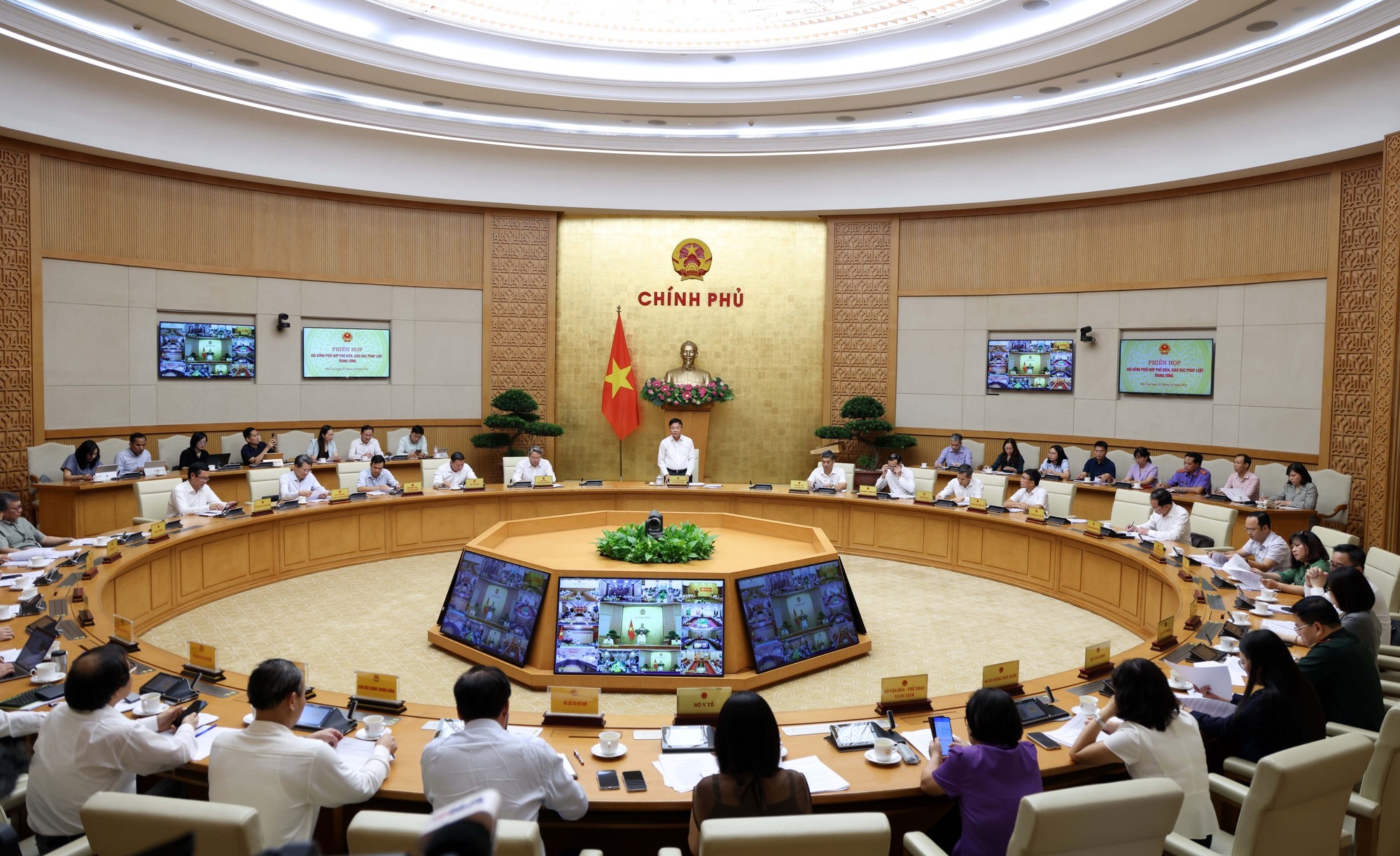 Phó Thủ tướng Lê Thành Long: Cố gắng để việc tuân thủ pháp luật trở thành tự thân- Ảnh 1.