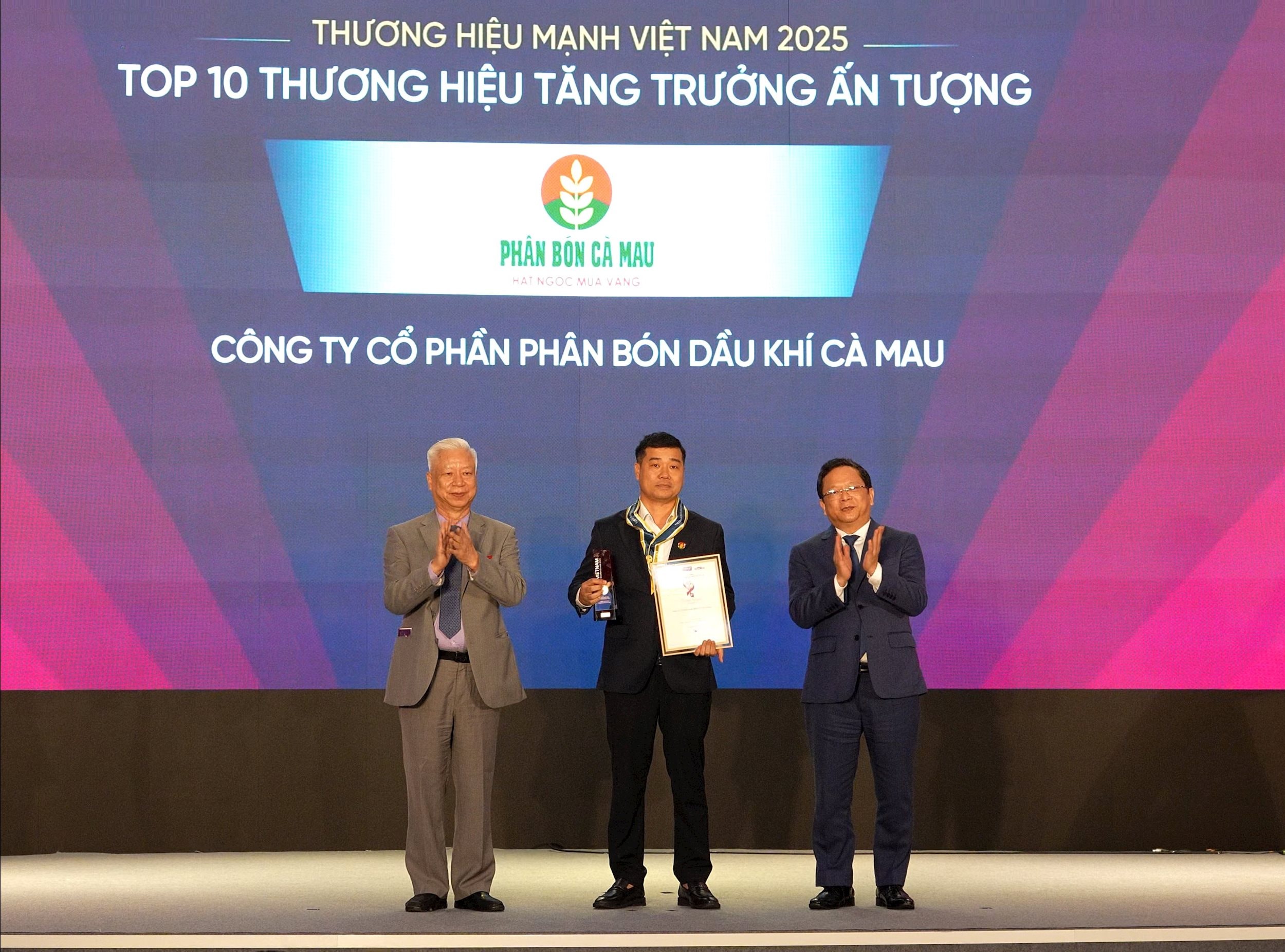 Đại diện PVCFC nhận danh hiệu Top 10 Thương hiệu Tăng trưởng Ấn tượng 2025