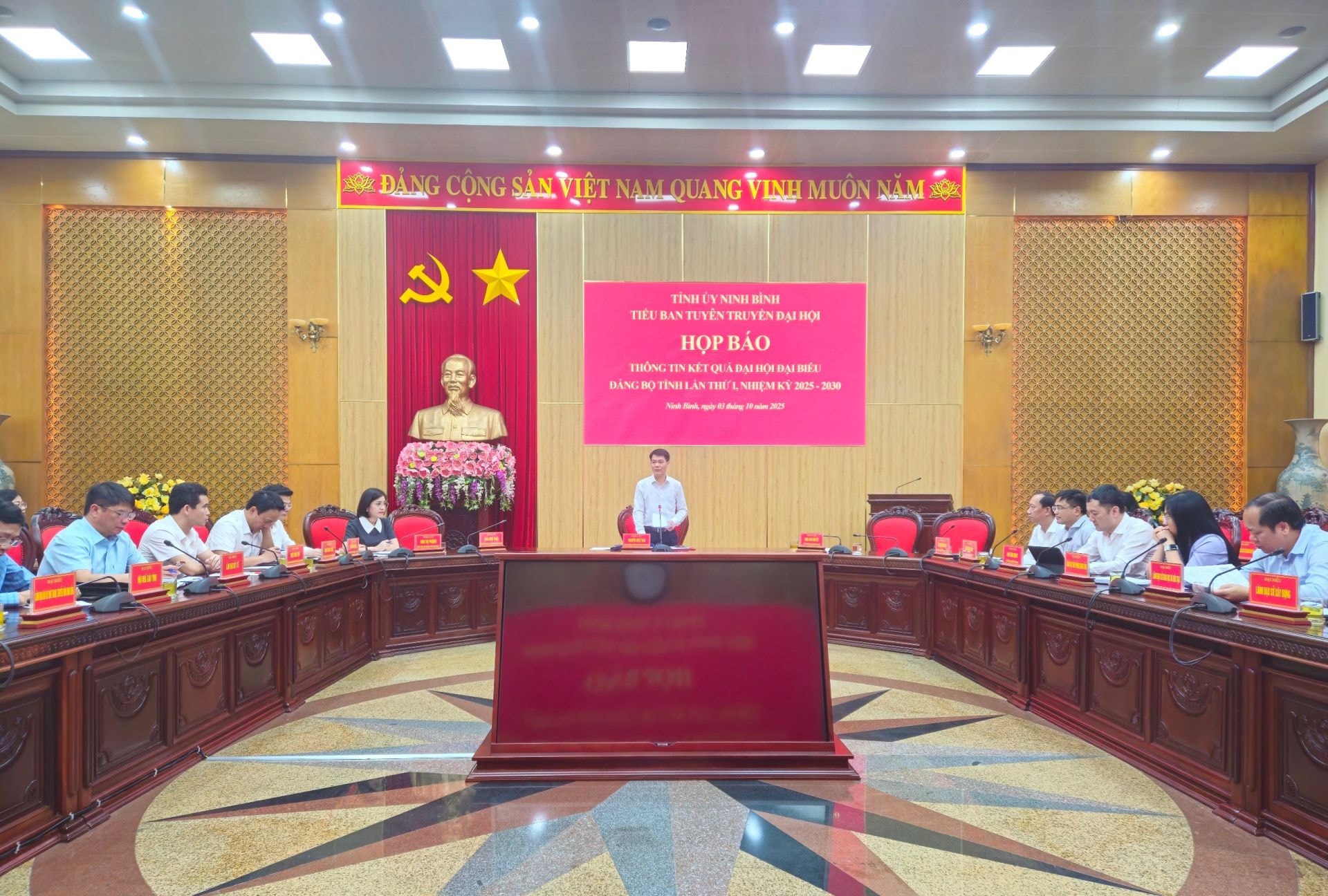 họp báo