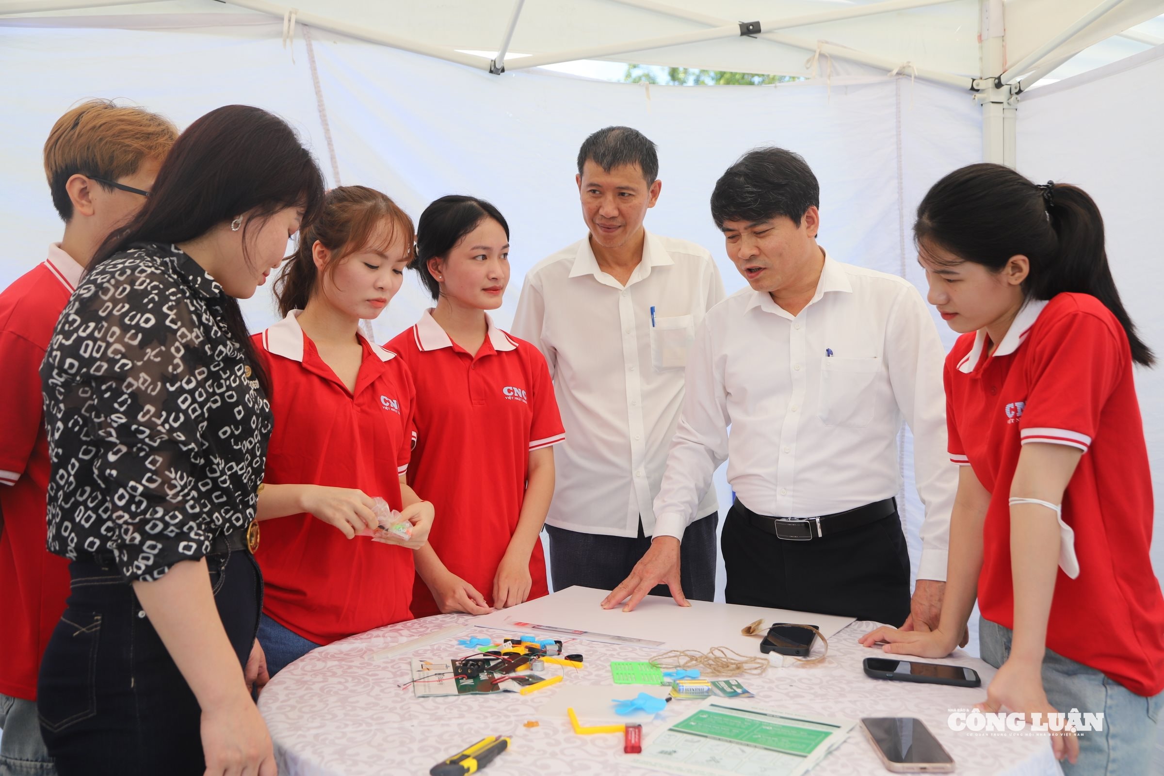 Phó Giám đốc Sở Giáo dục và Đào tạo tỉnh Bắc Ninh Đoàn Xuân Thanh cùng sinh viên tạ