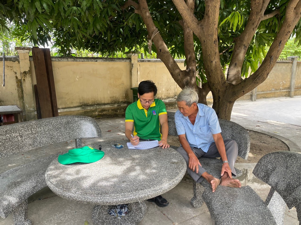 Kỹ sư Nhà máy Lắng nghe ý kiến góp ý của bà con nông dân 